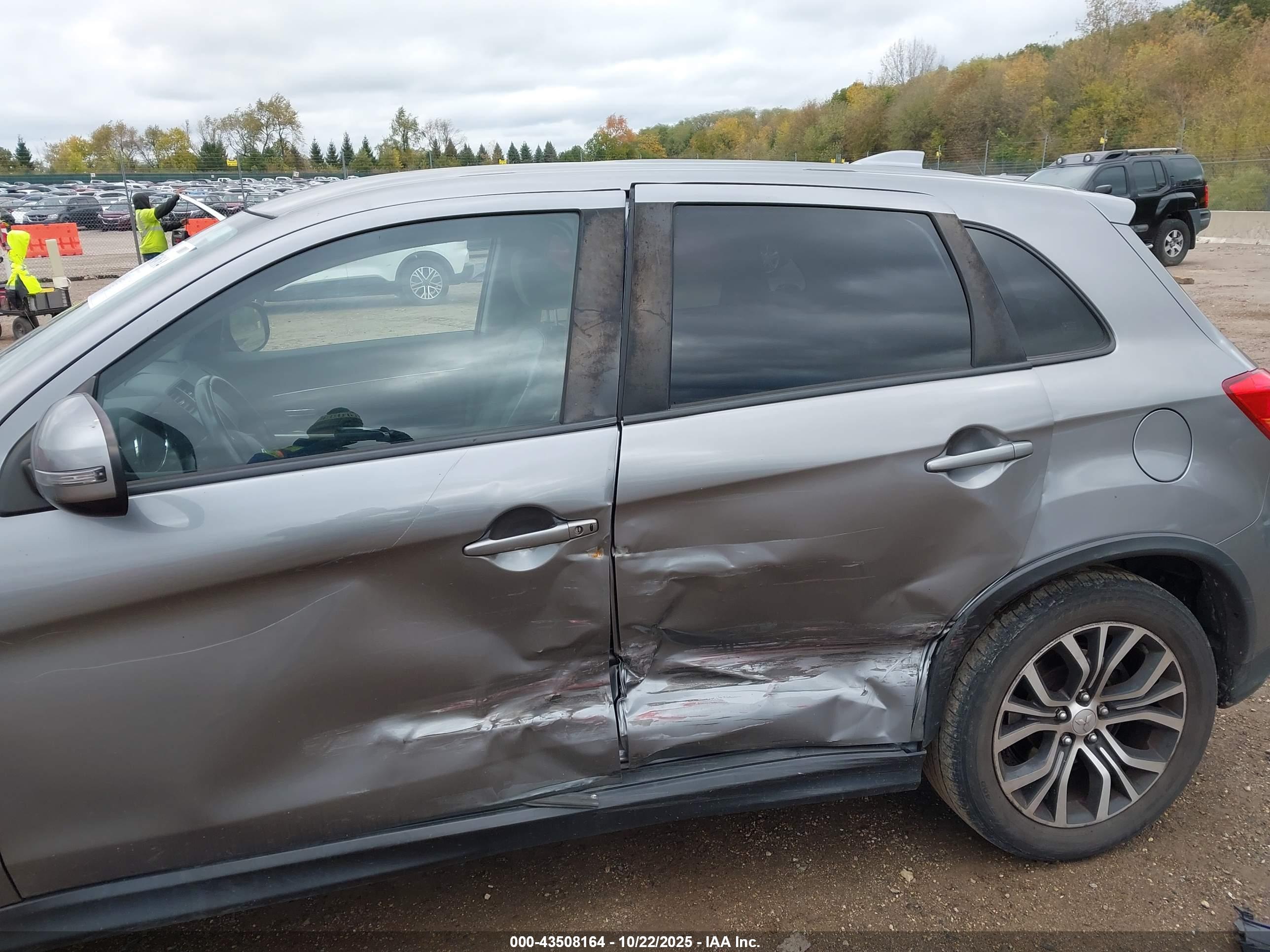 MITSUBISHI OUTLANDER image 6