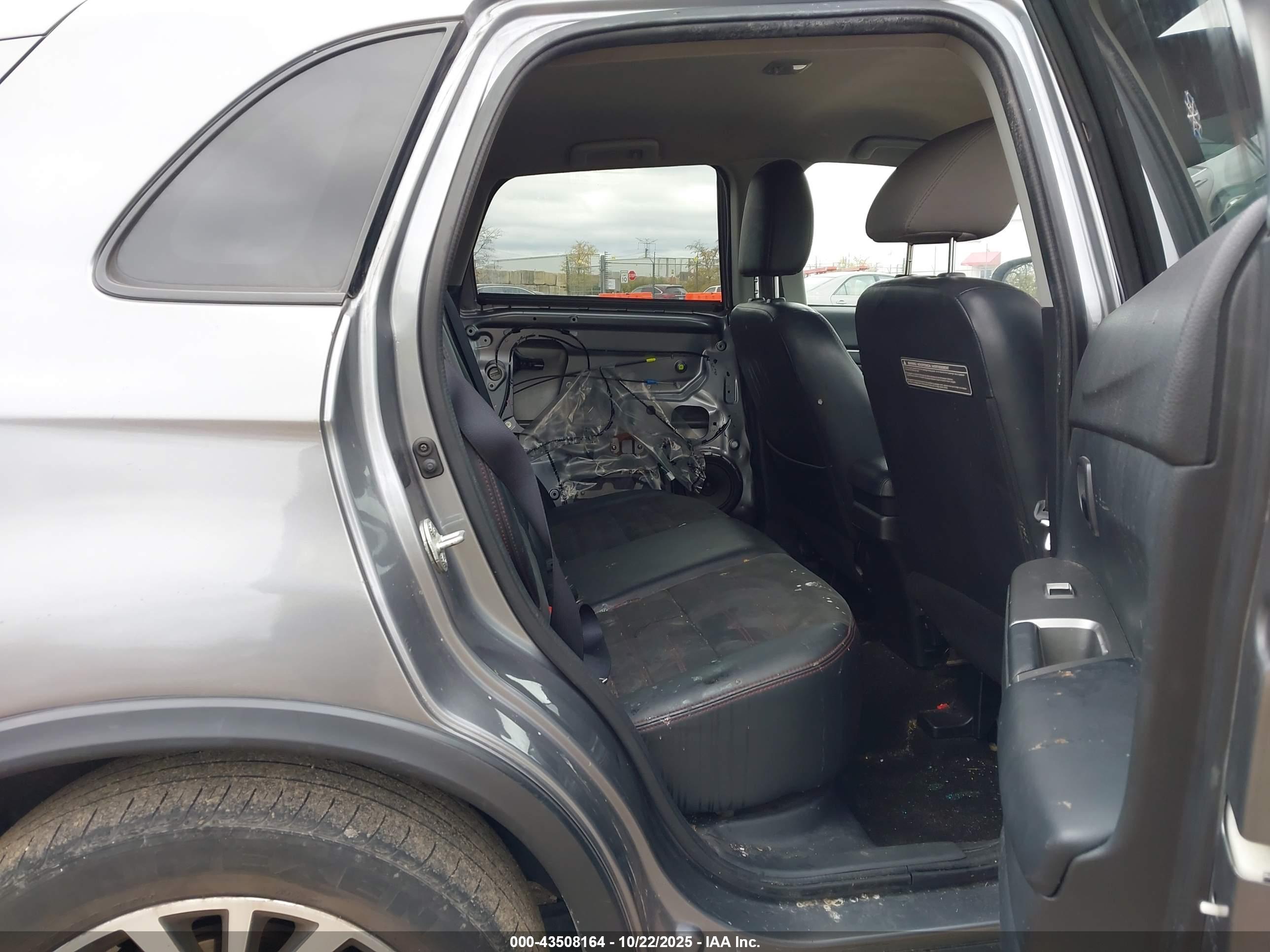 MITSUBISHI OUTLANDER image 8