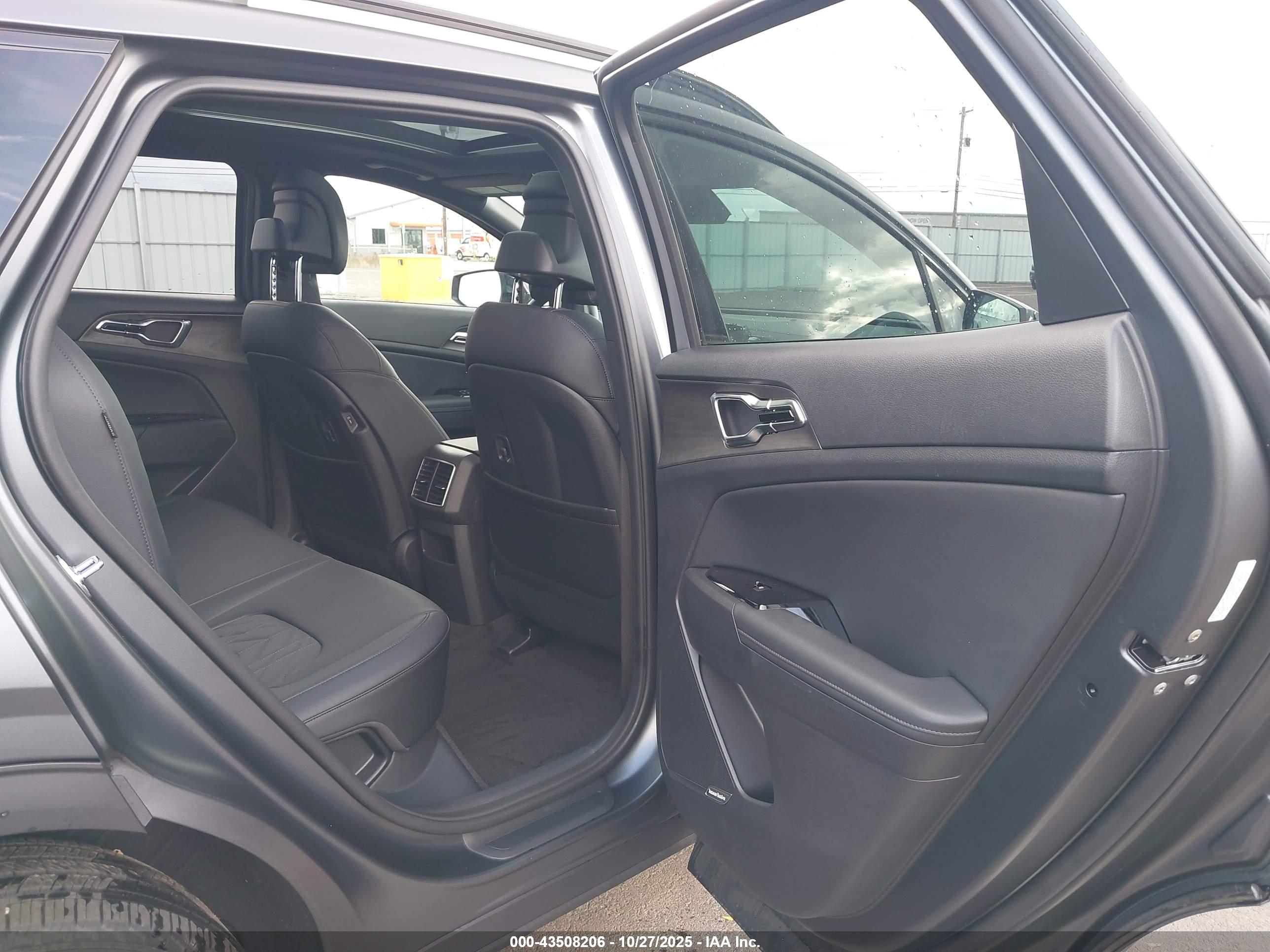 KIA SPORTAGE image 8