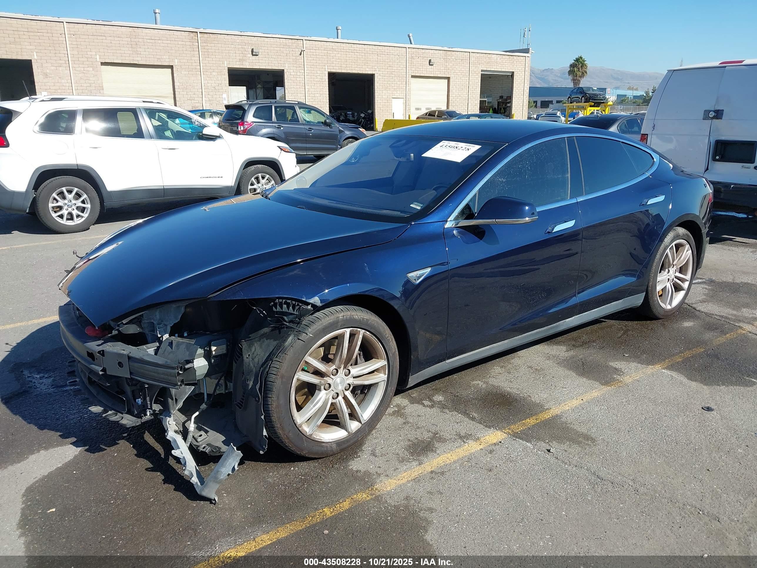 TESLA MODEL image 2