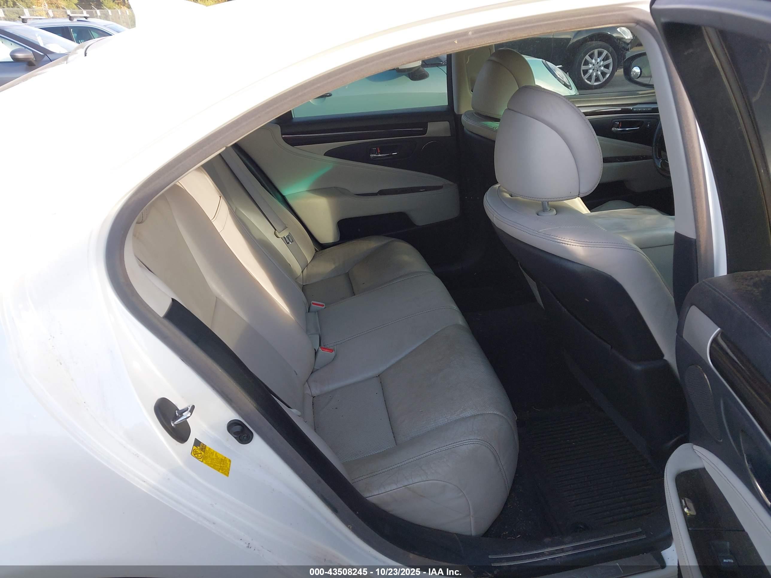 LEXUS LS image 8