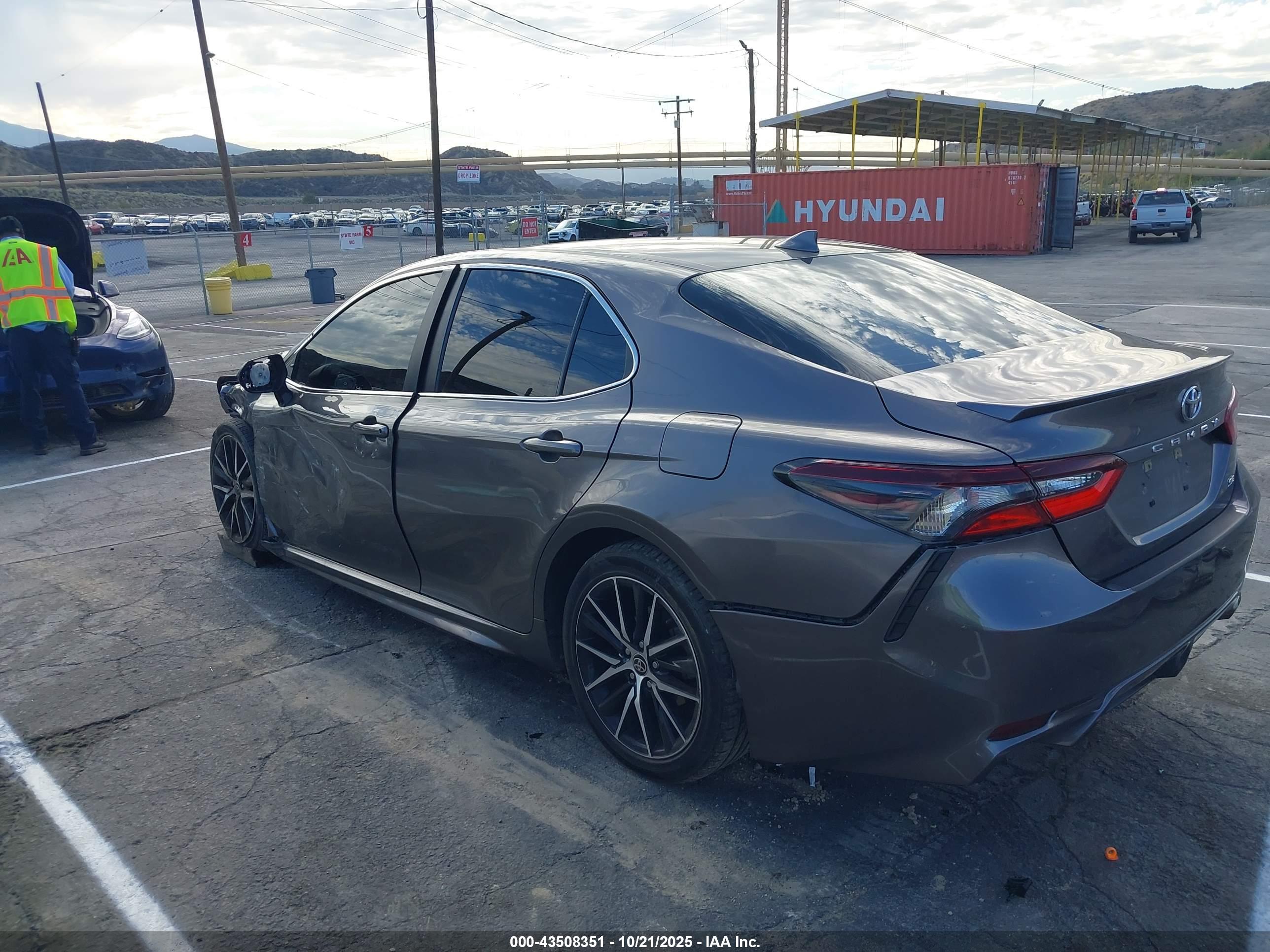 TOYOTA CAMRY image 3