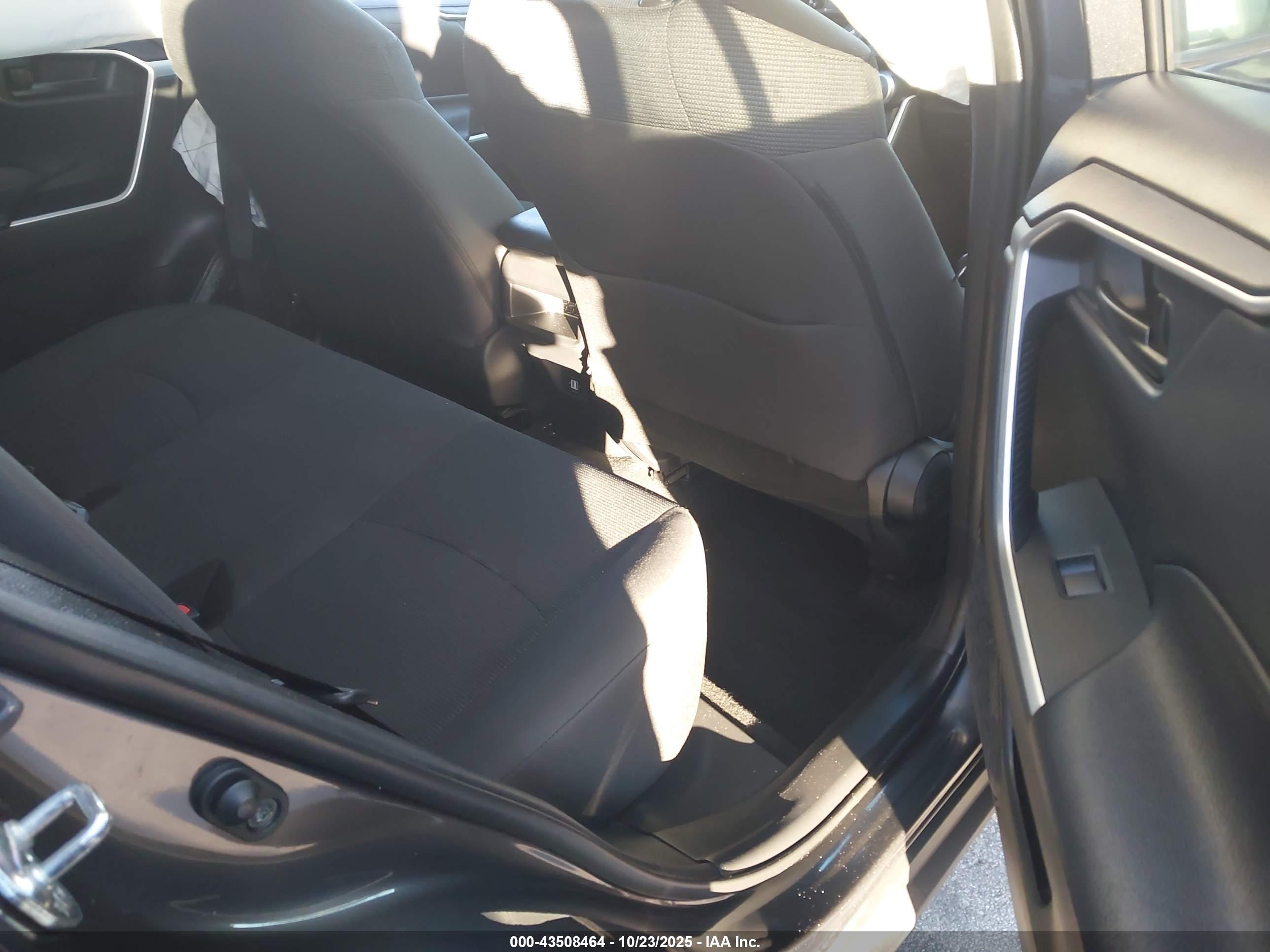 TOYOTA RAV4 image 8
