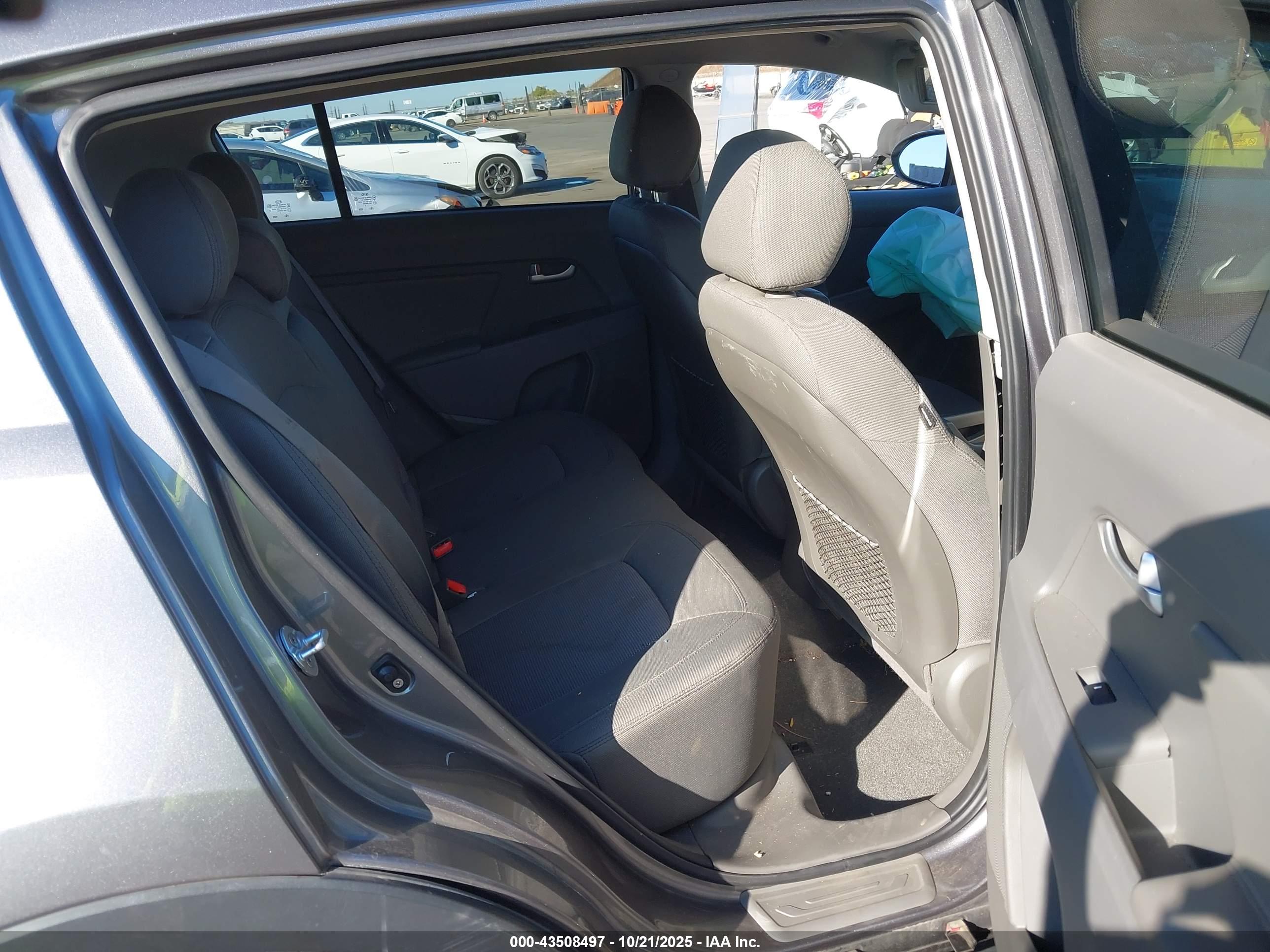 KIA SPORTAGE image 8