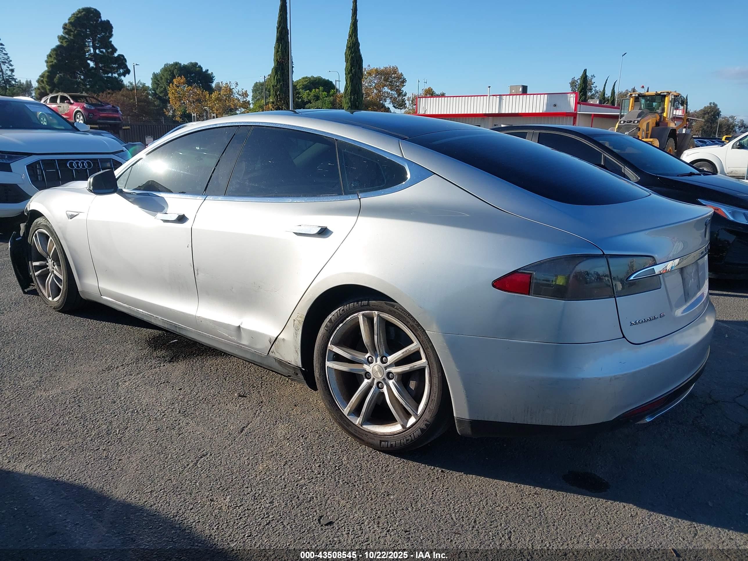 TESLA MODEL image 3