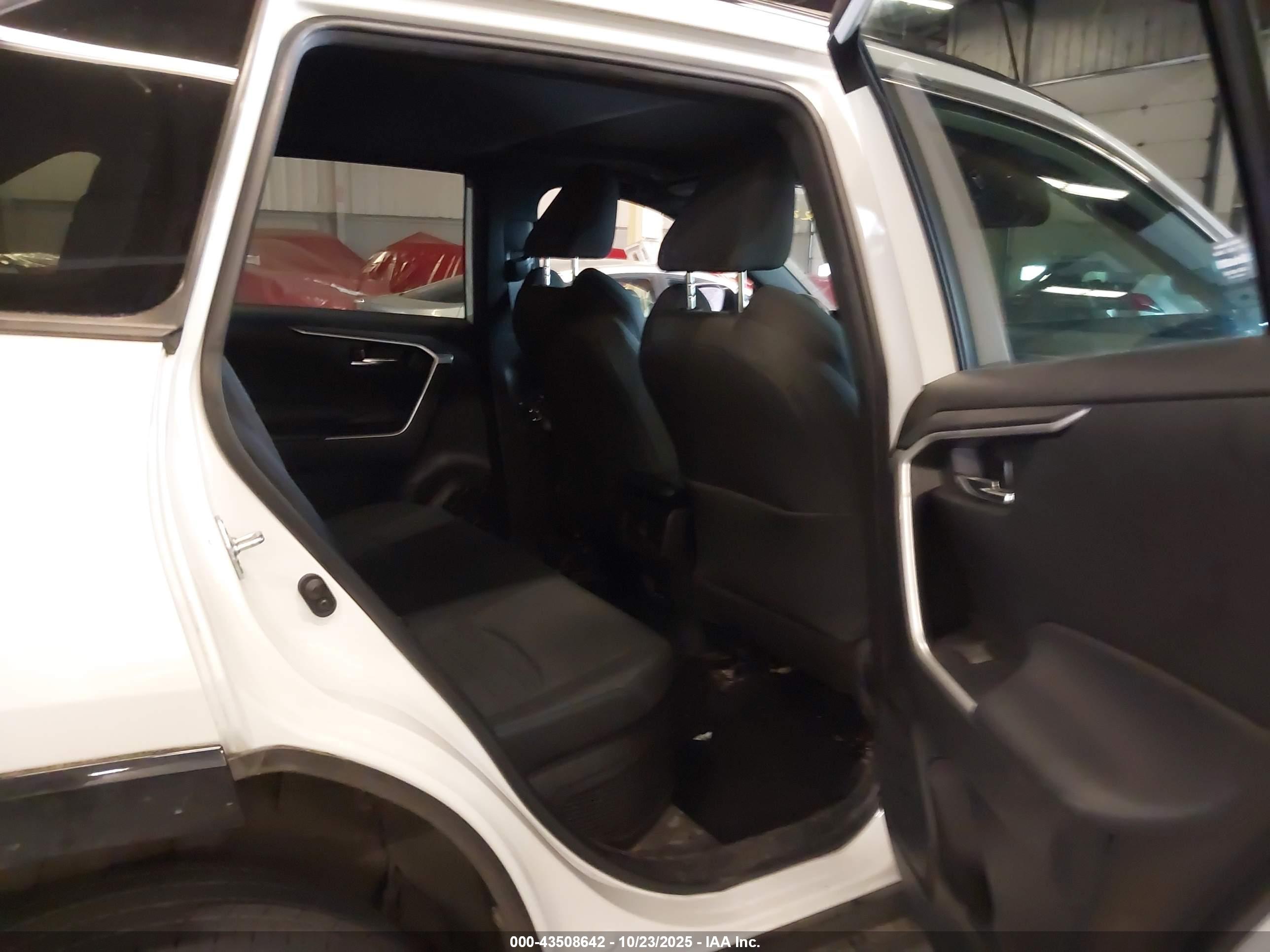 TOYOTA RAV4 image 8