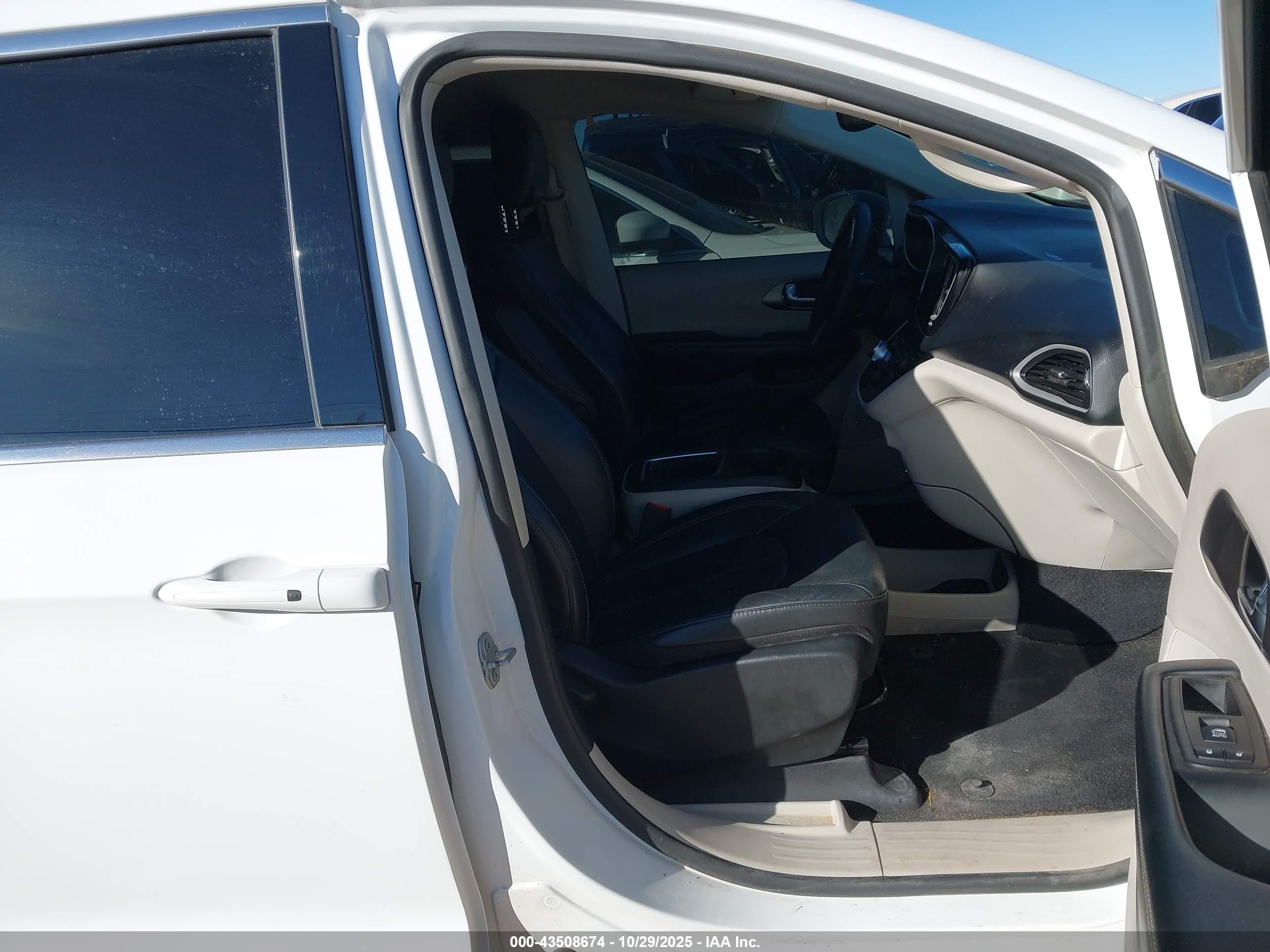 CHRYSLER PACIFICA image 5
