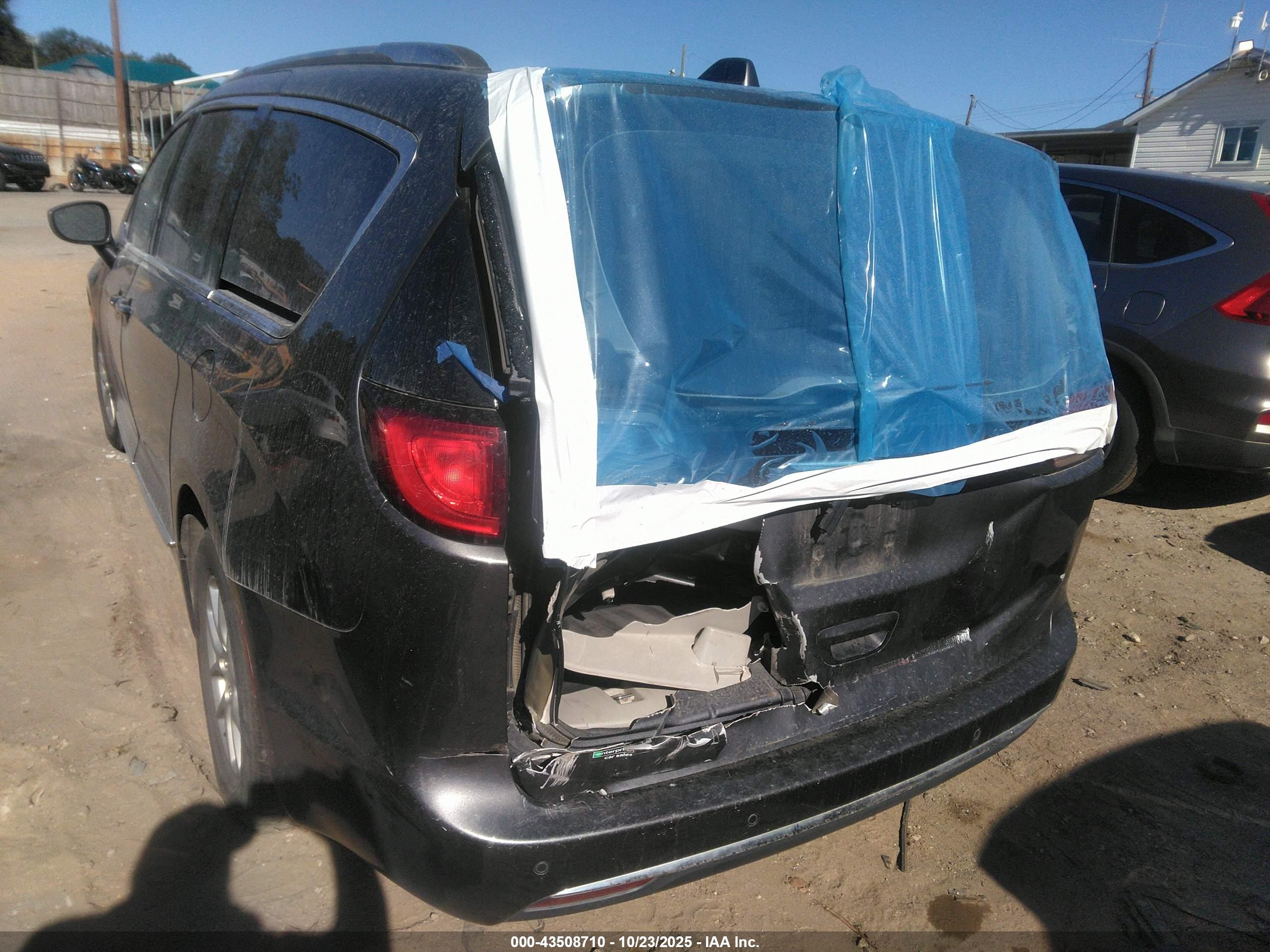 CHRYSLER PACIFICA image 6