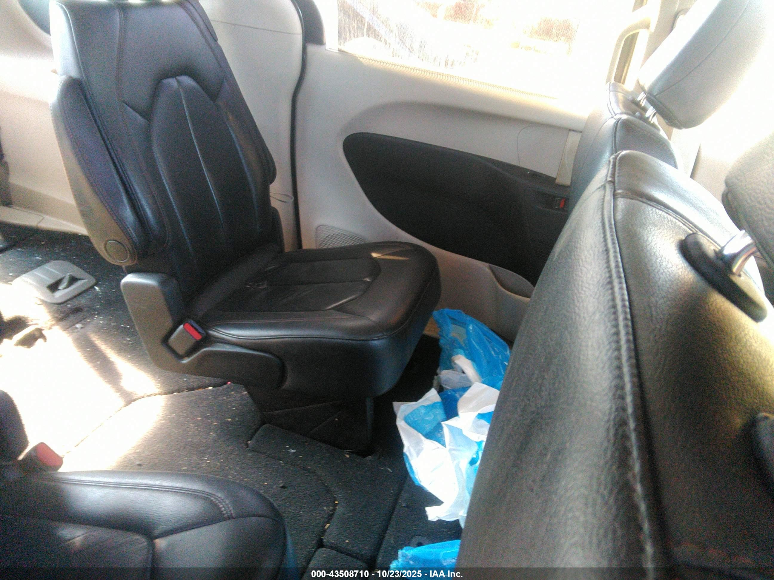 CHRYSLER PACIFICA image 8