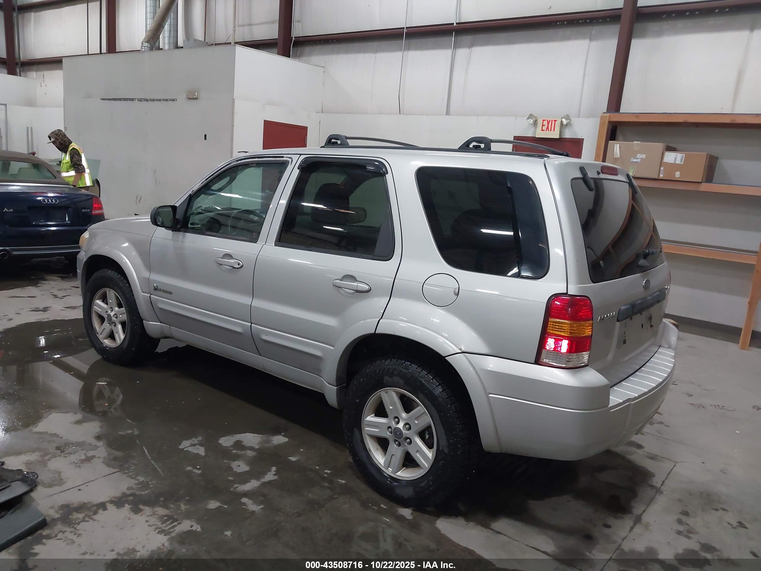 FORD ESCAPE image 3