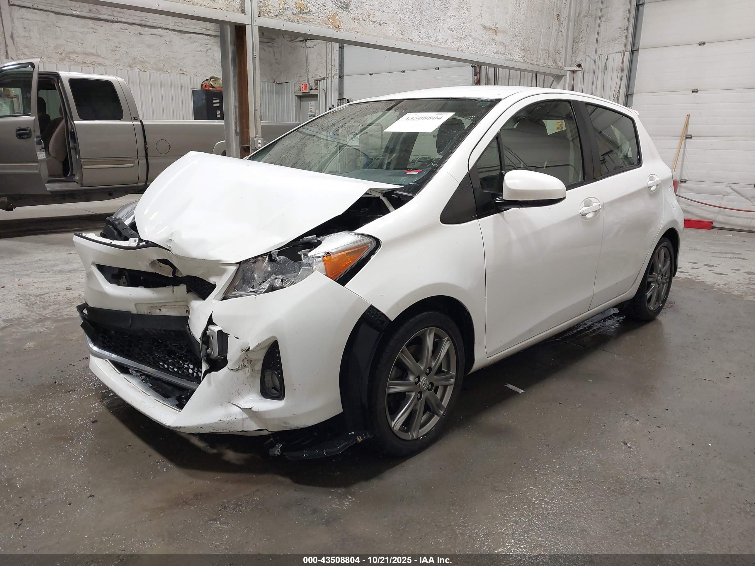 TOYOTA YARIS image 2