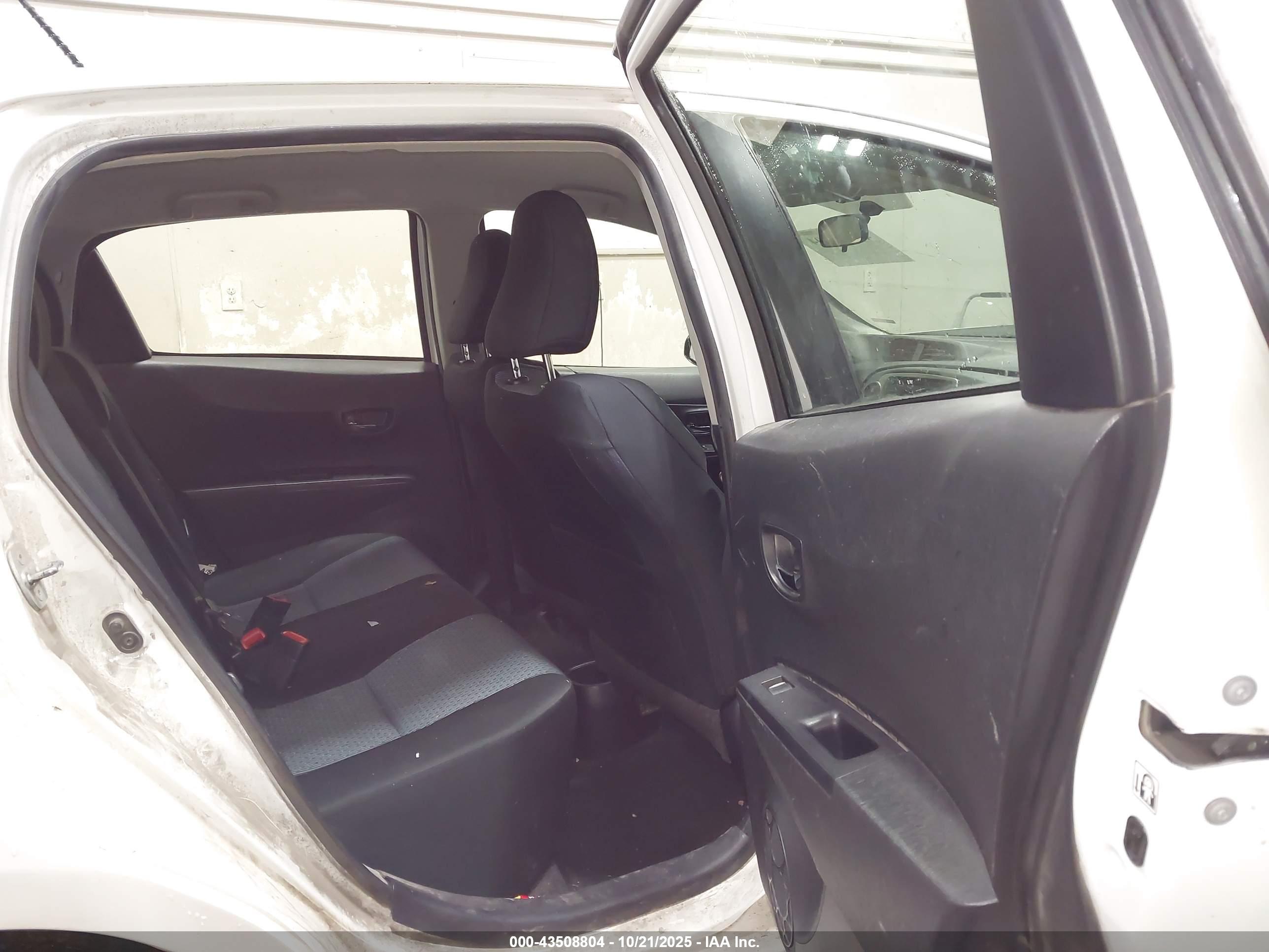 TOYOTA YARIS image 8