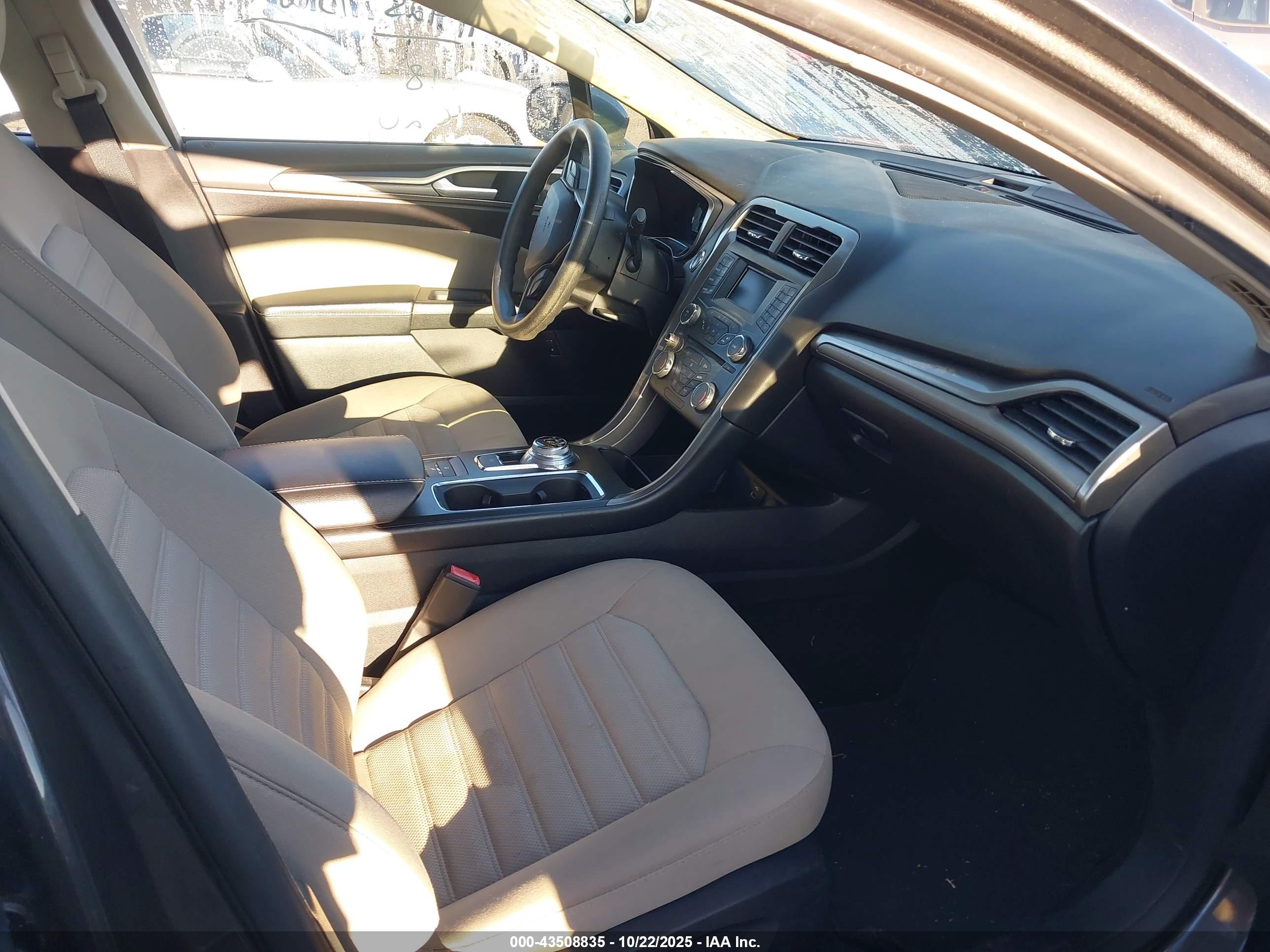 FORD FUSION image 5