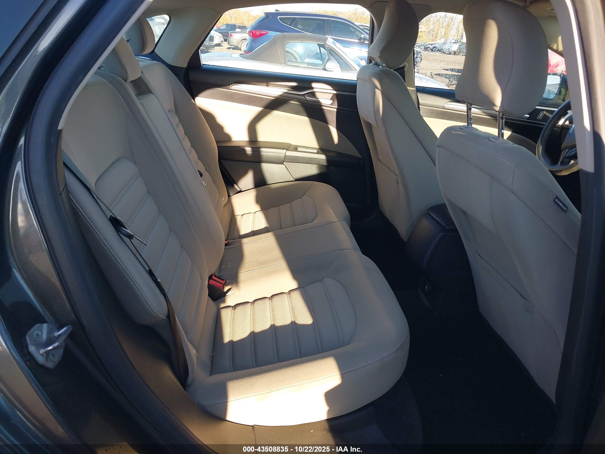 FORD FUSION image 8