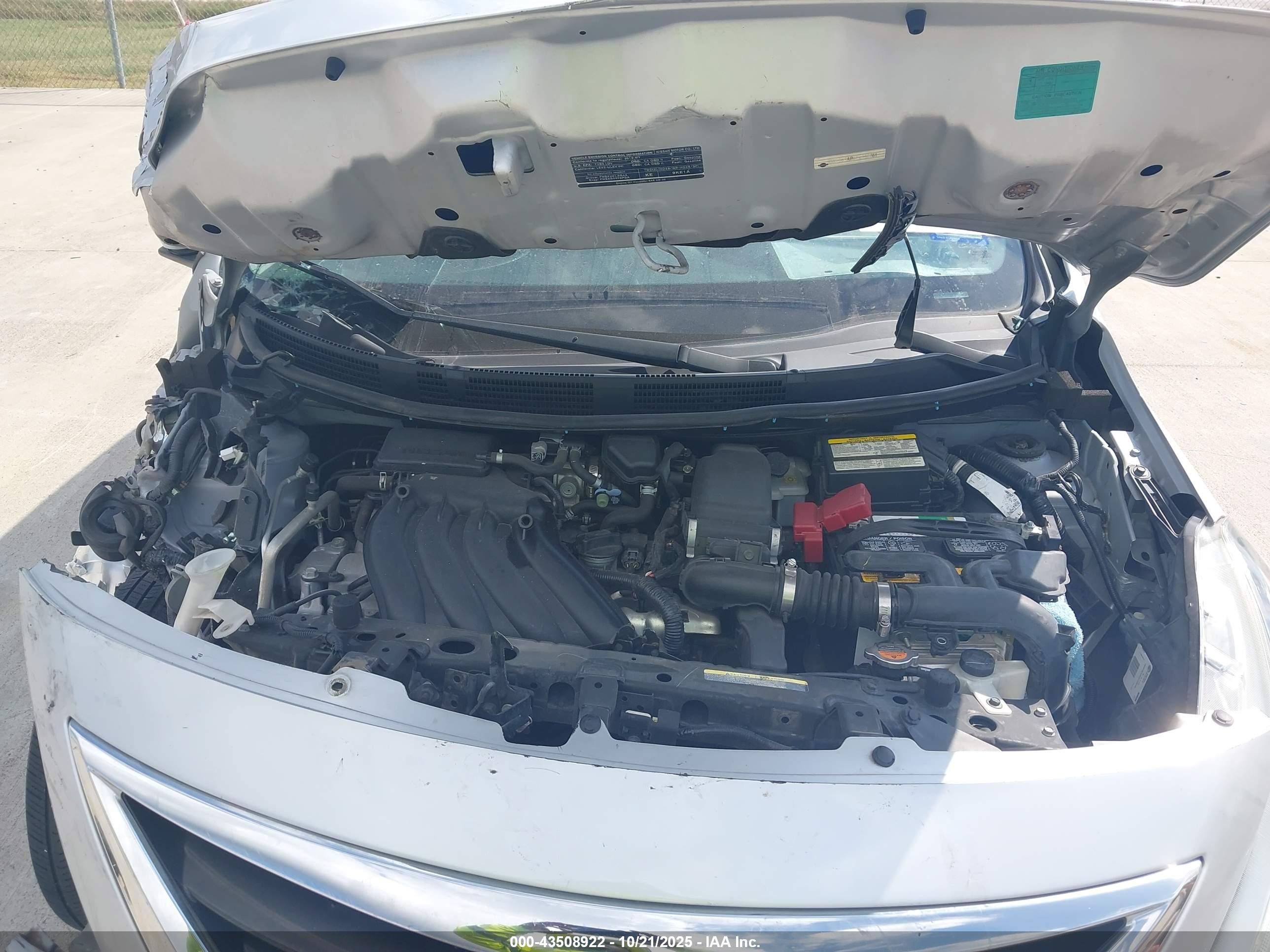 NISSAN VERSA image 10
