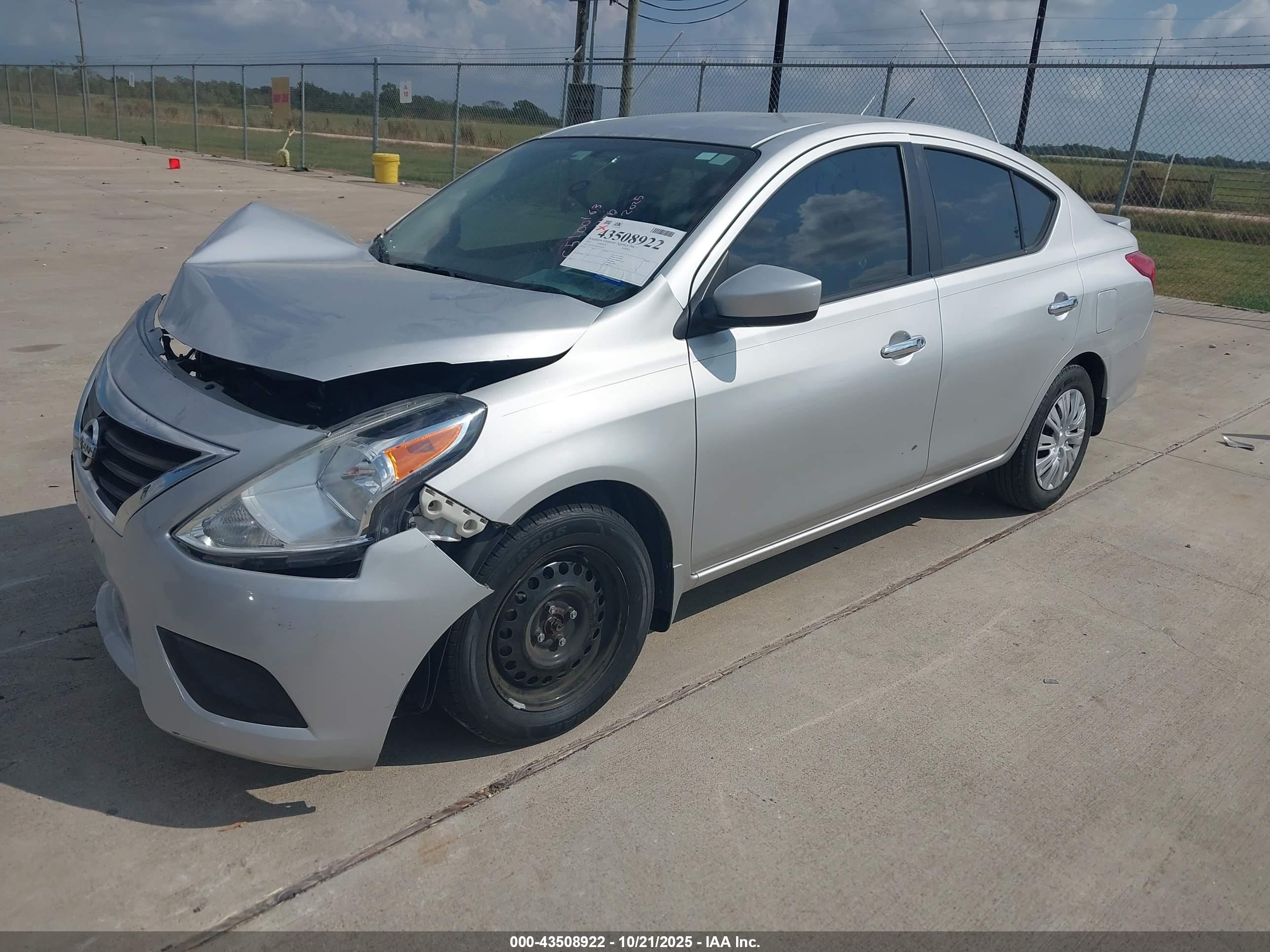 NISSAN VERSA image 2