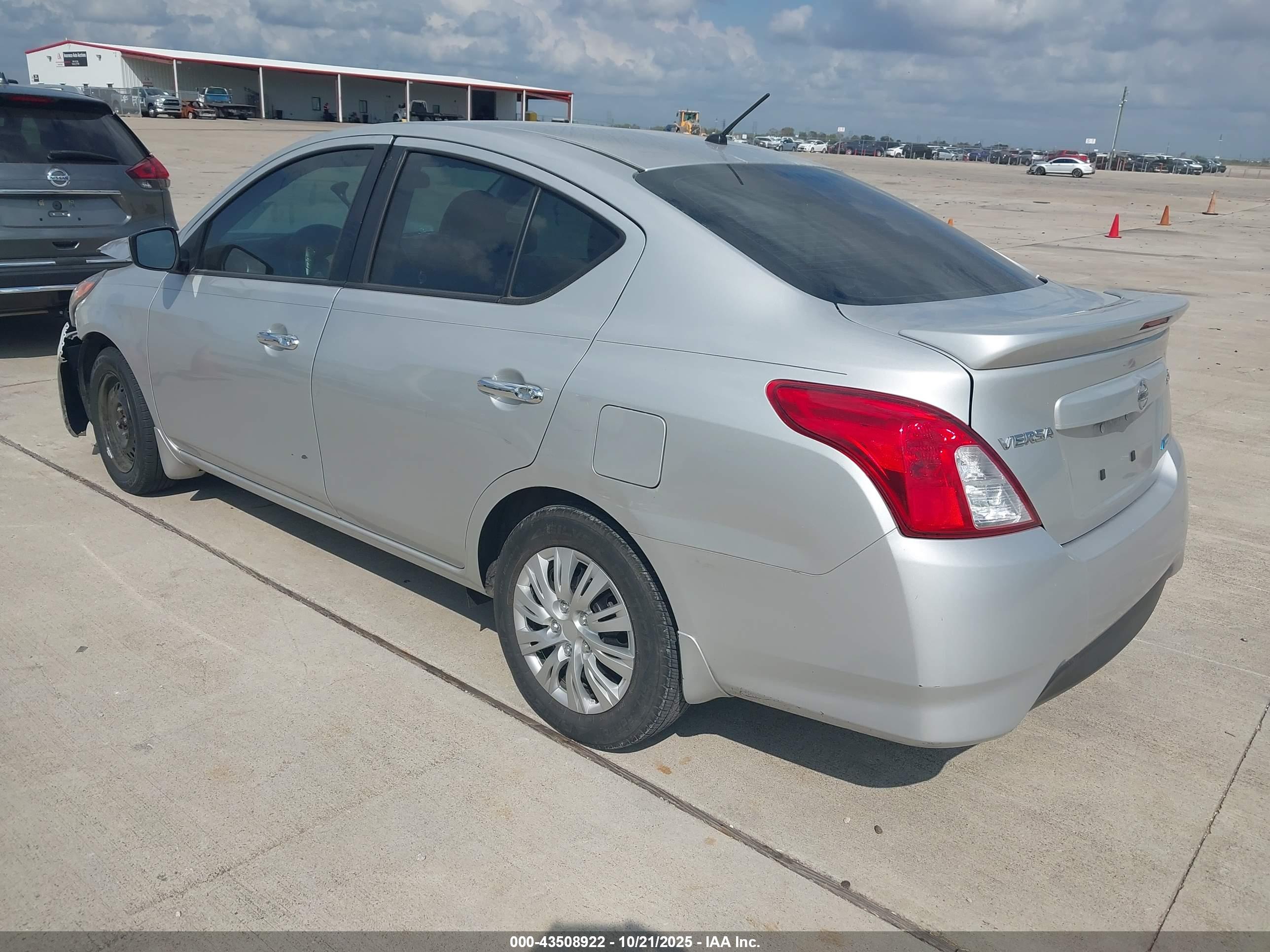 NISSAN VERSA image 3