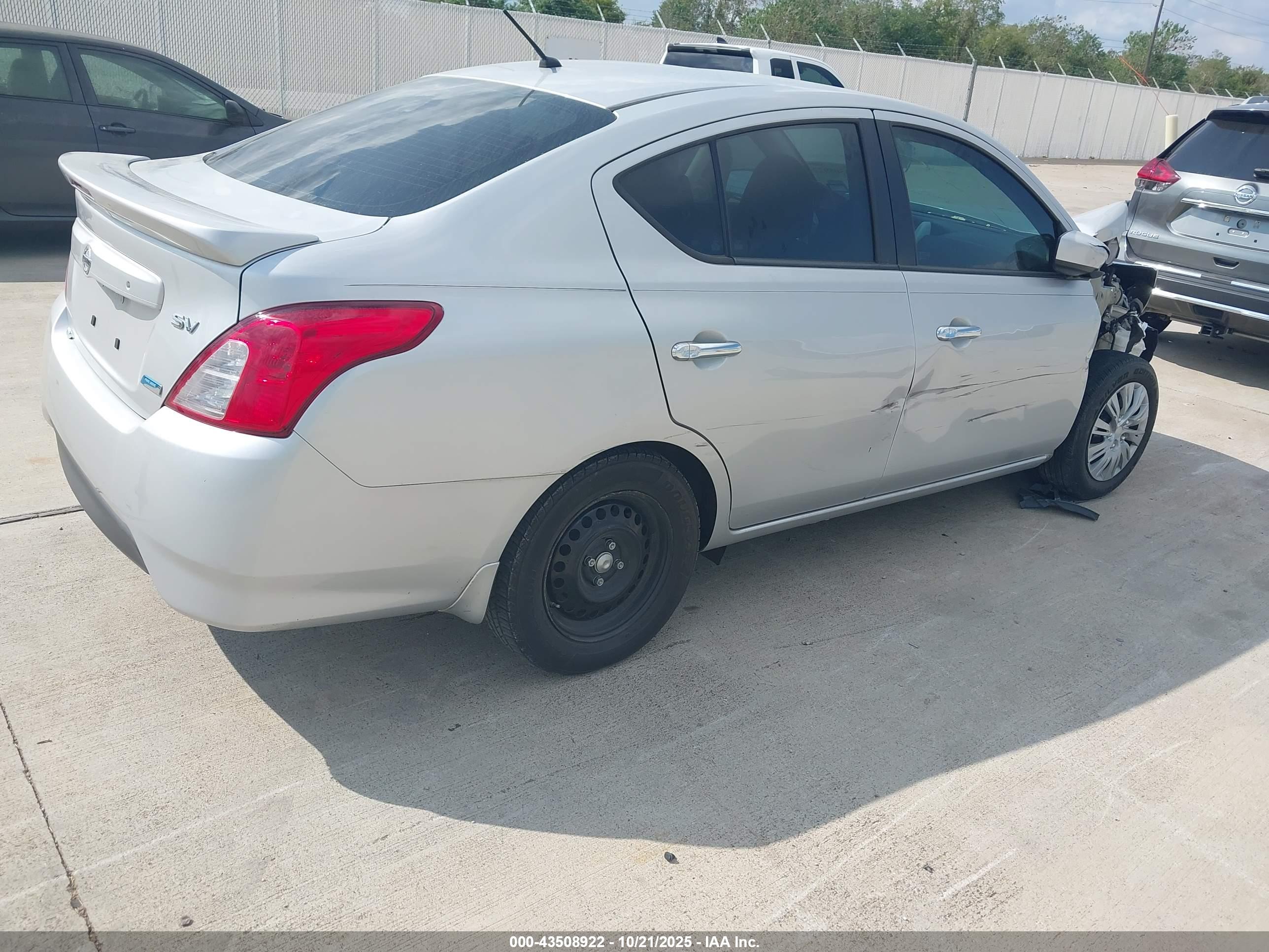 NISSAN VERSA image 4