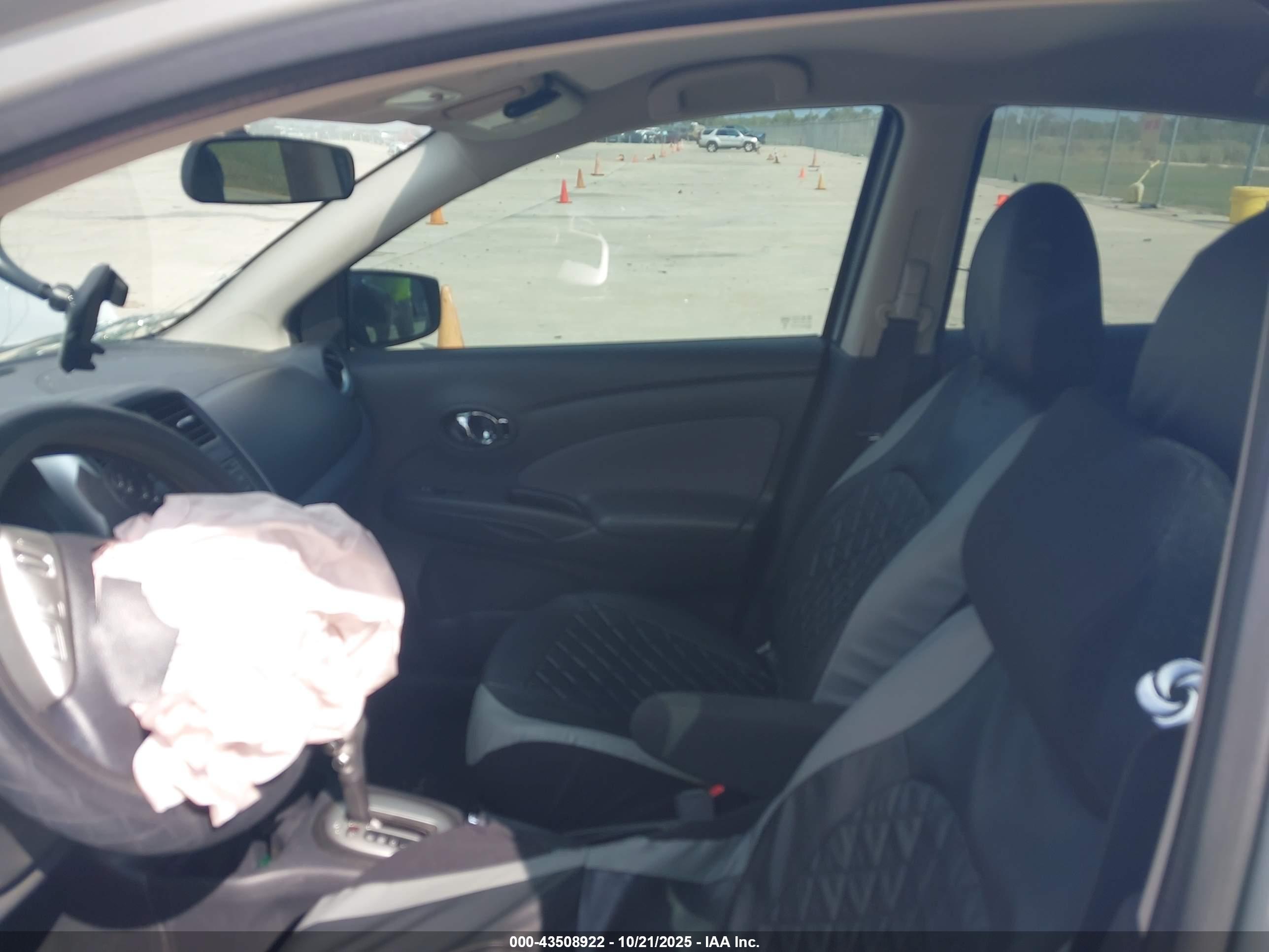 NISSAN VERSA image 5