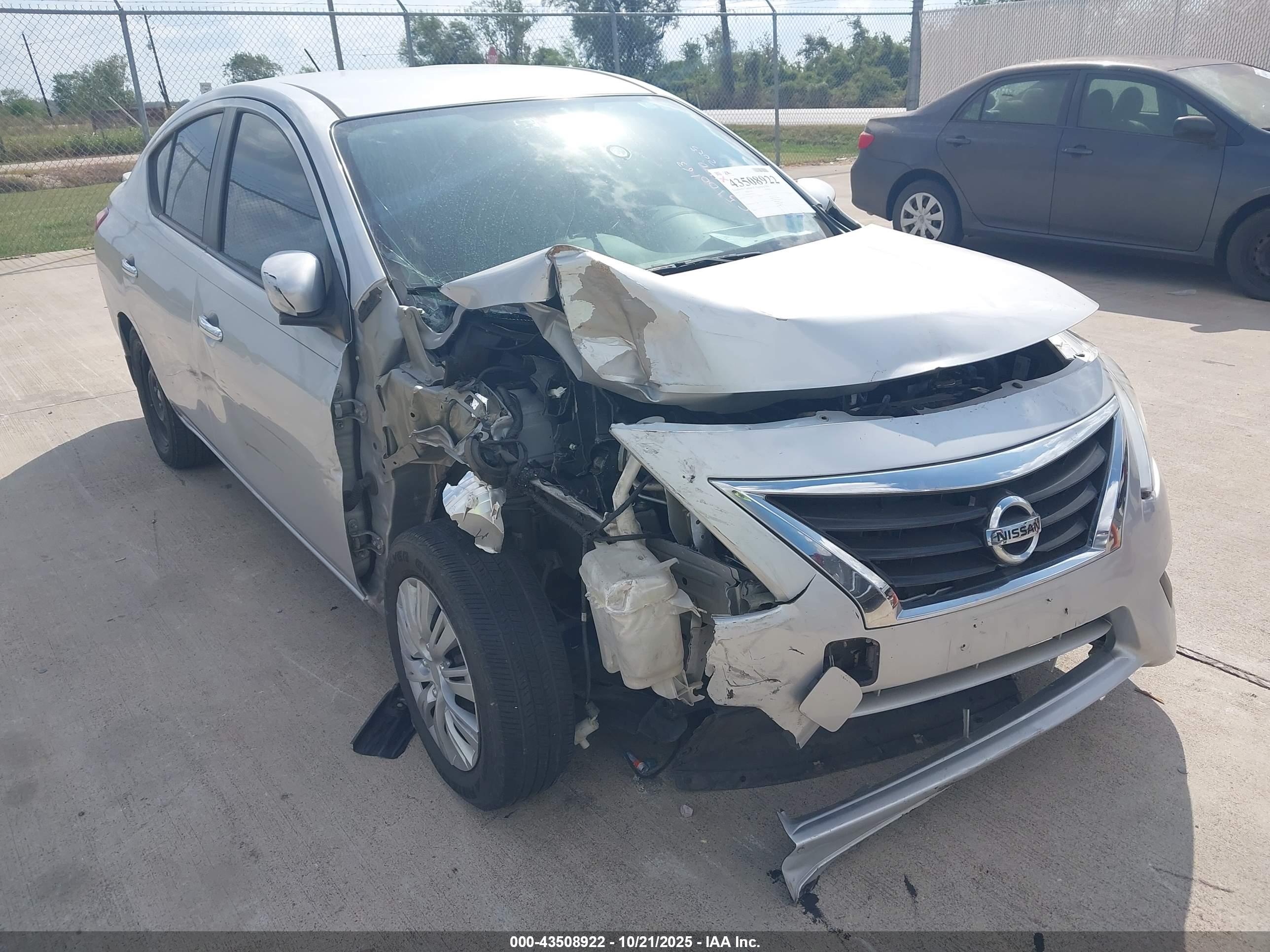 NISSAN VERSA image 6