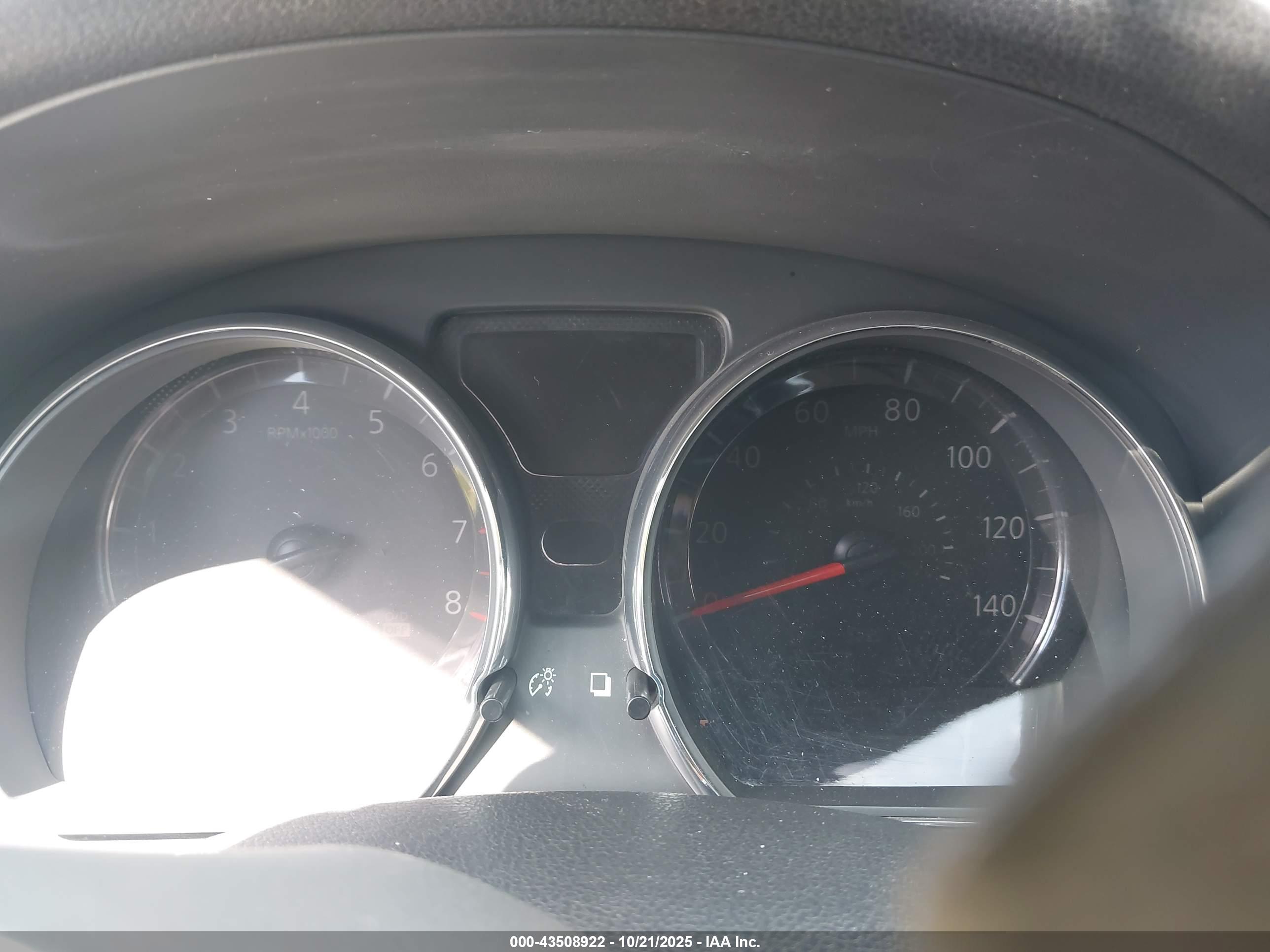 NISSAN VERSA image 7