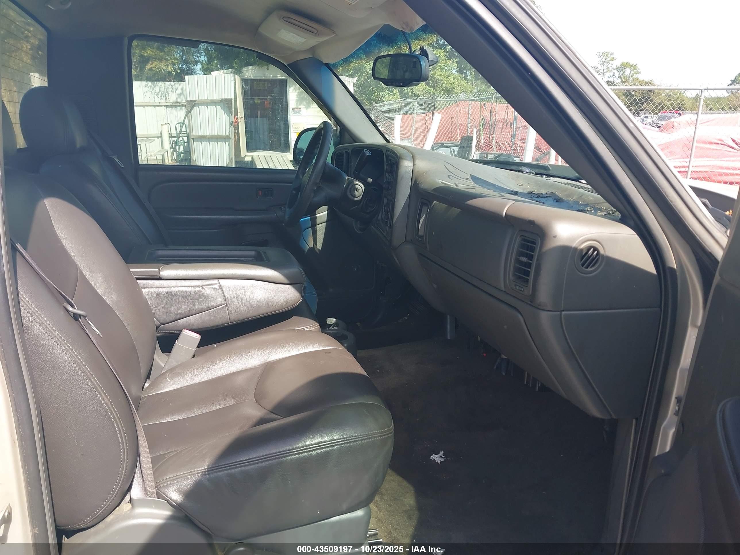CHEVROLET SILVERADO image 5