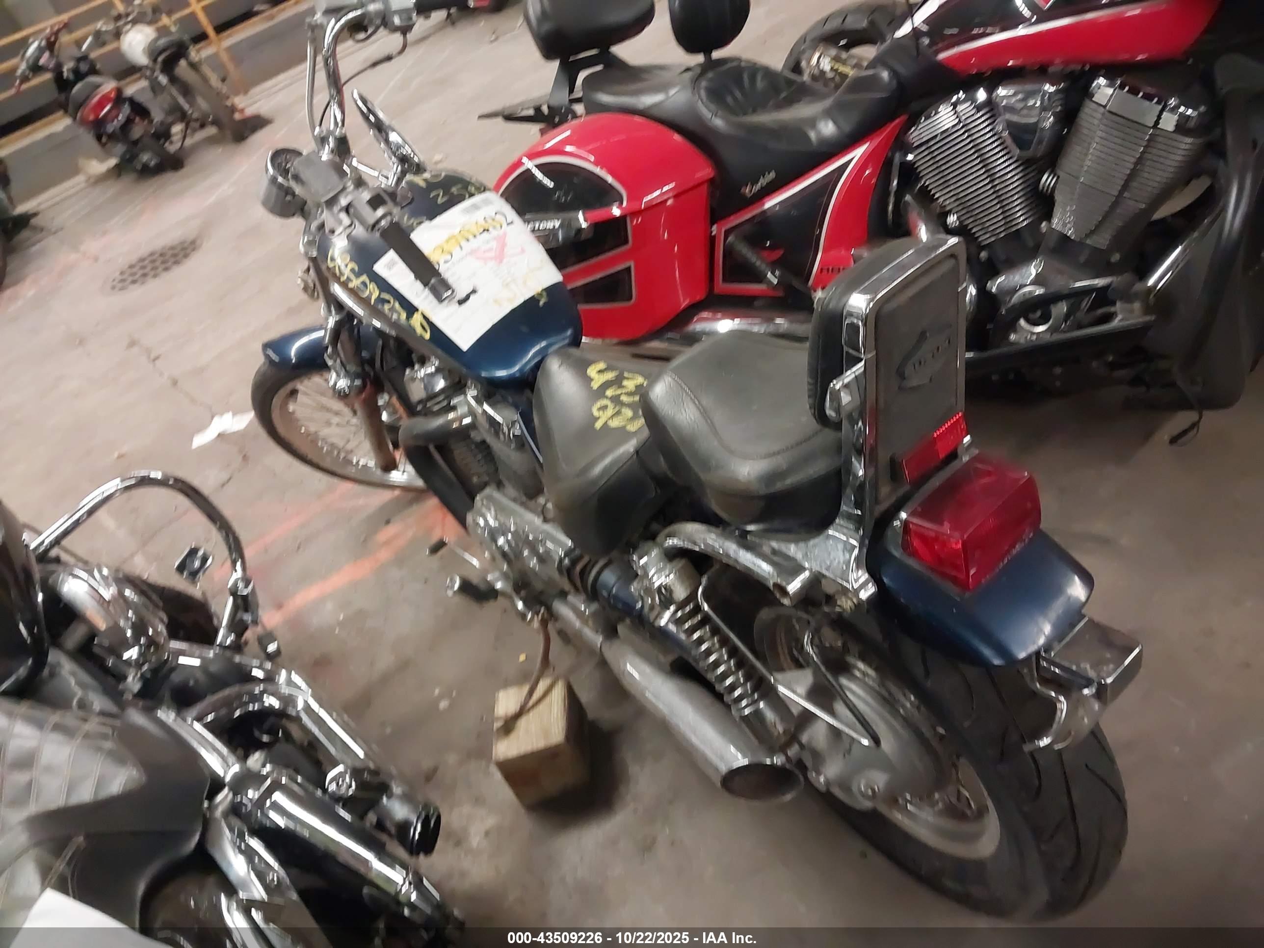 SUZUKI VS800 image 3