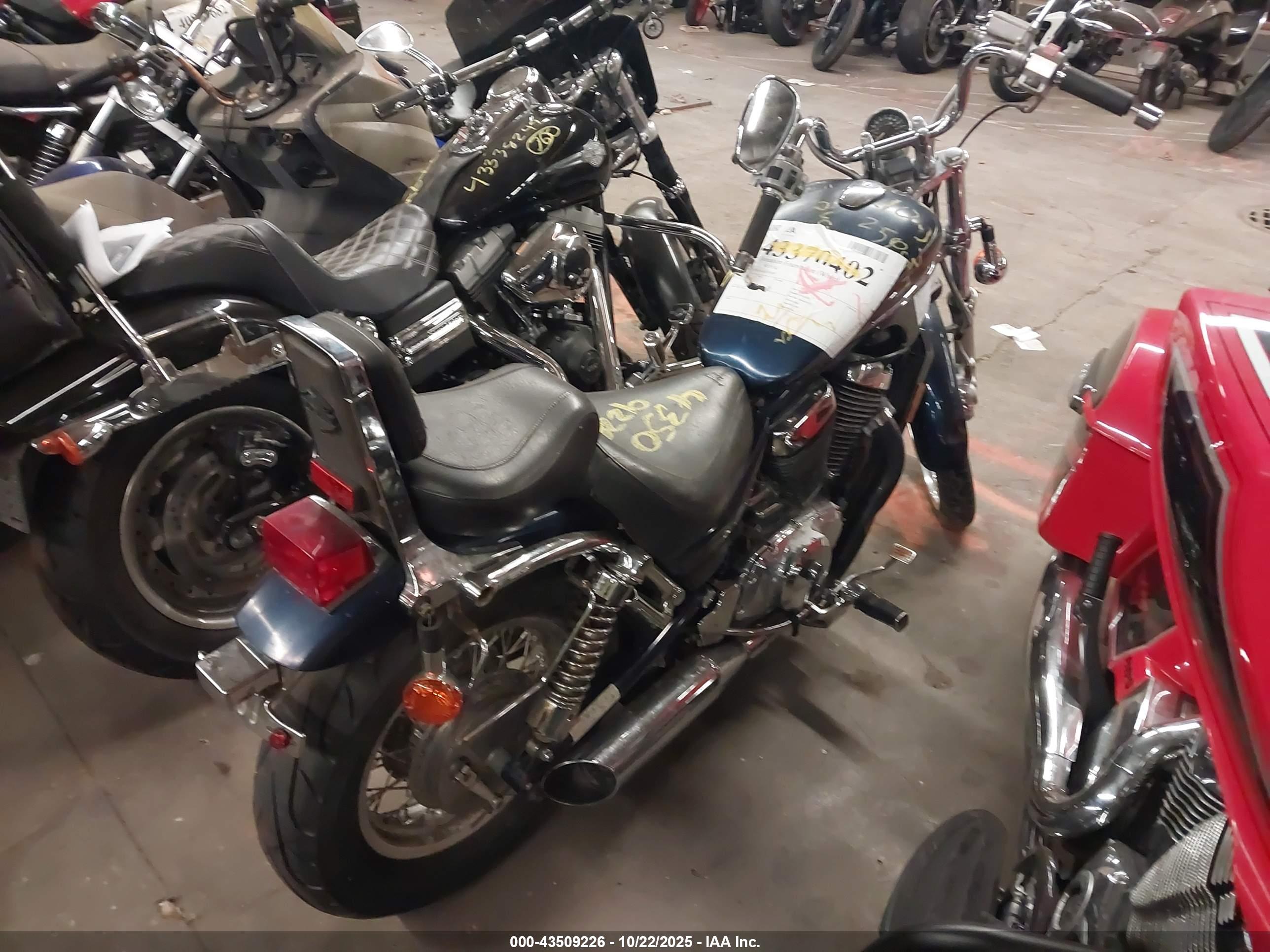 SUZUKI VS800 image 4