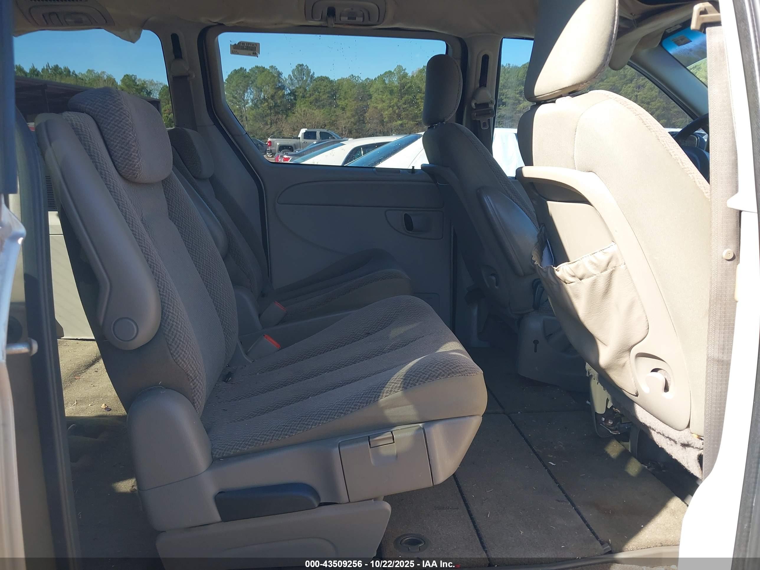 CHRYSLER TOWN image 8