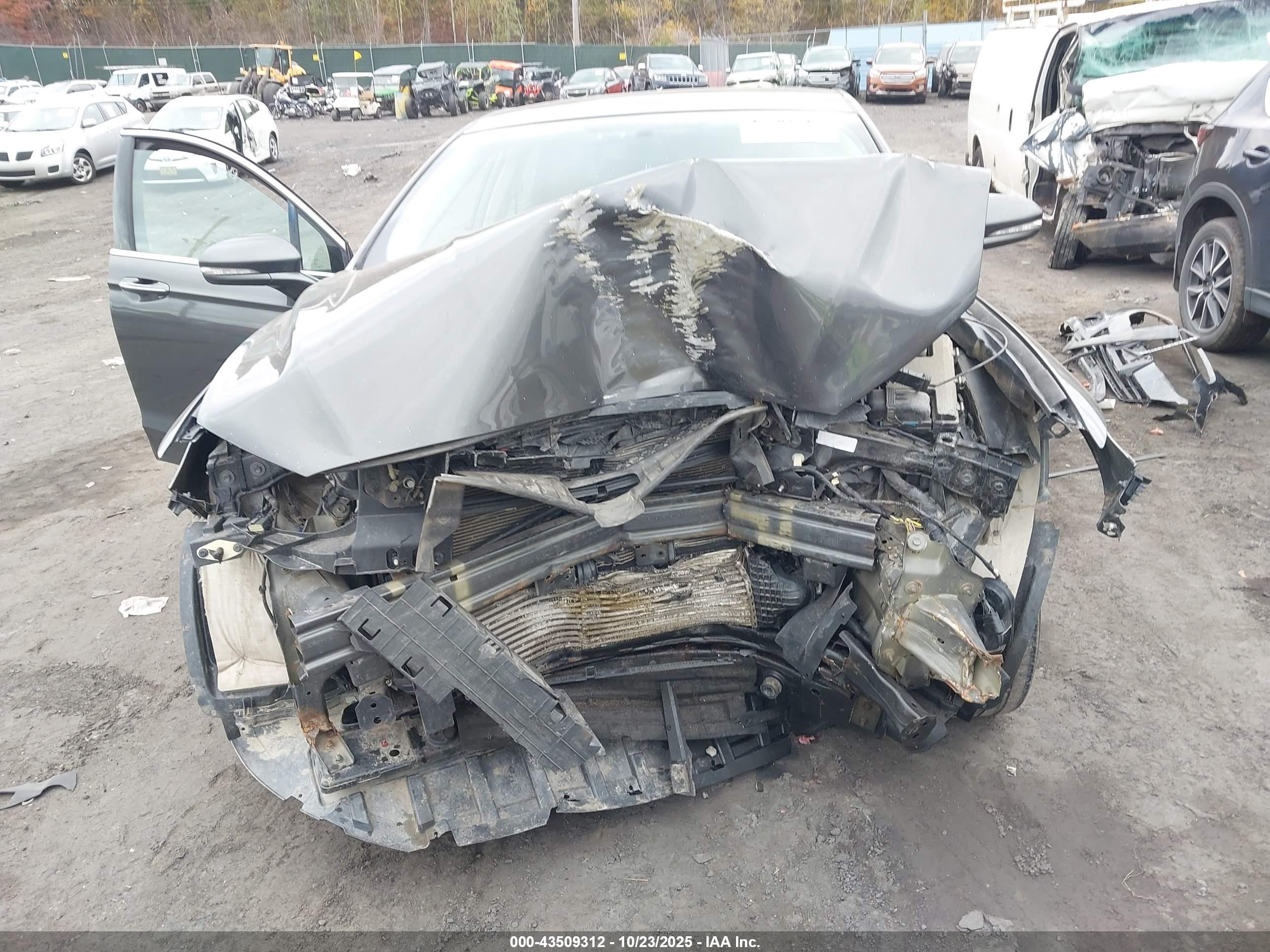 FORD FUSION image 6