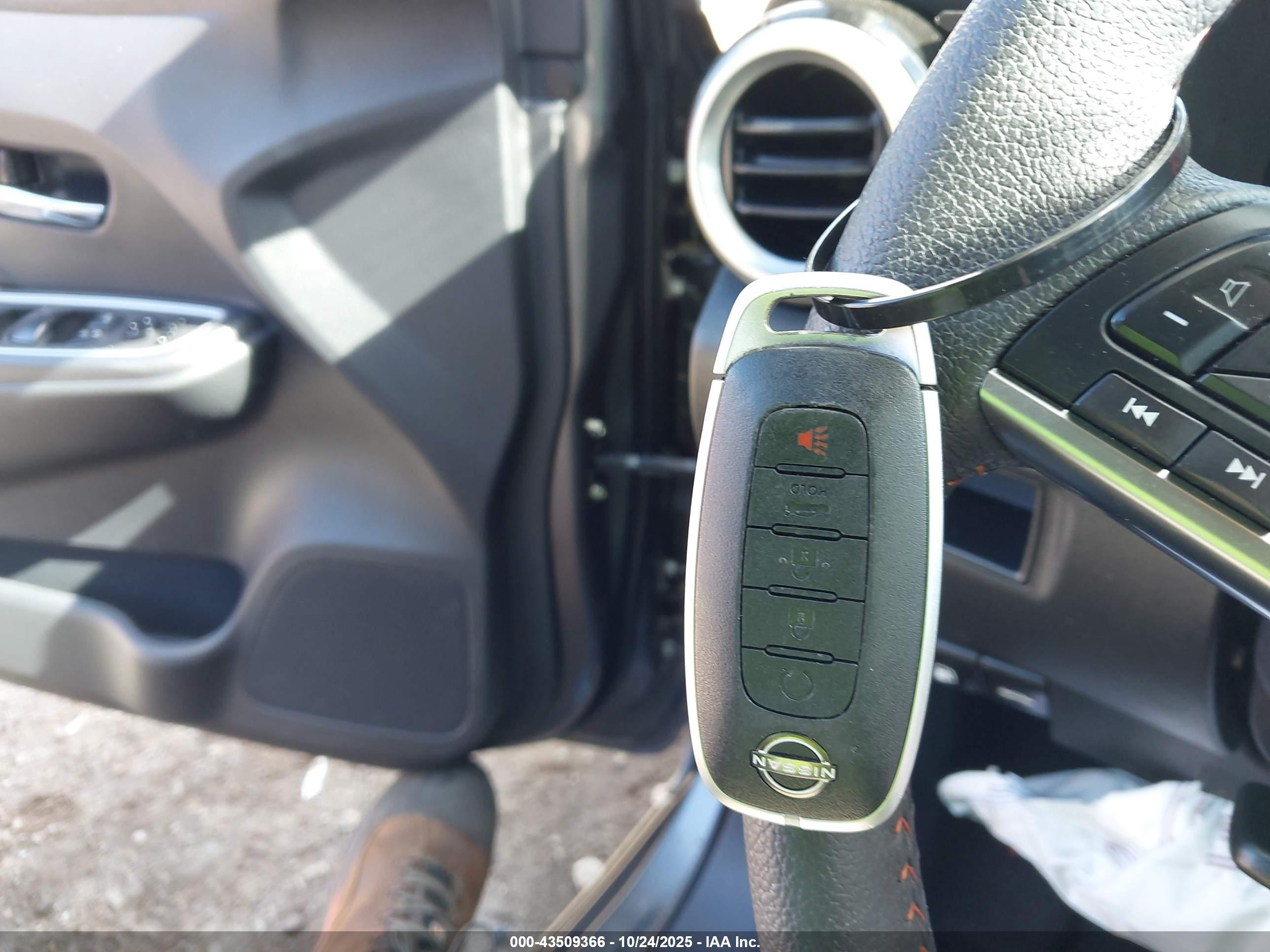 NISSAN VERSA image 11