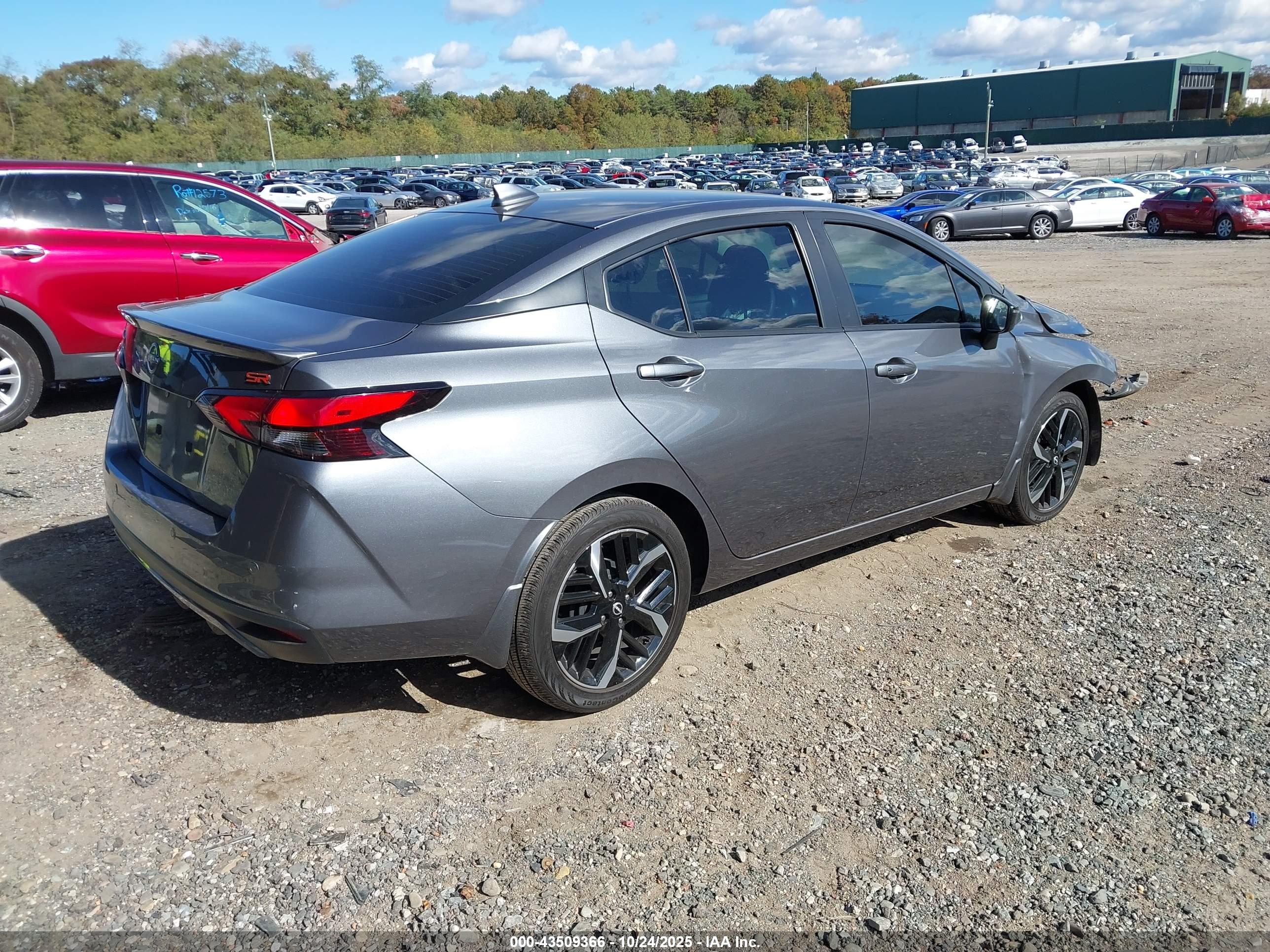 NISSAN VERSA image 4