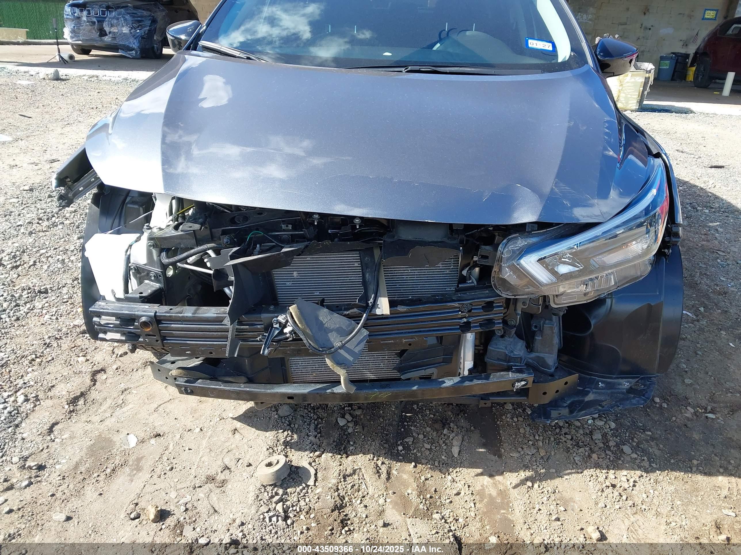 NISSAN VERSA image 6