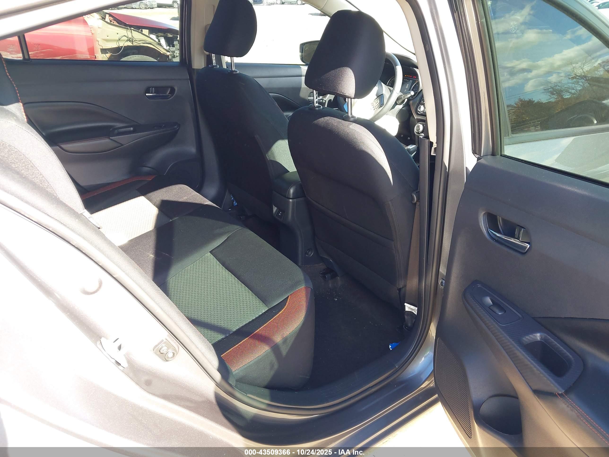 NISSAN VERSA image 8