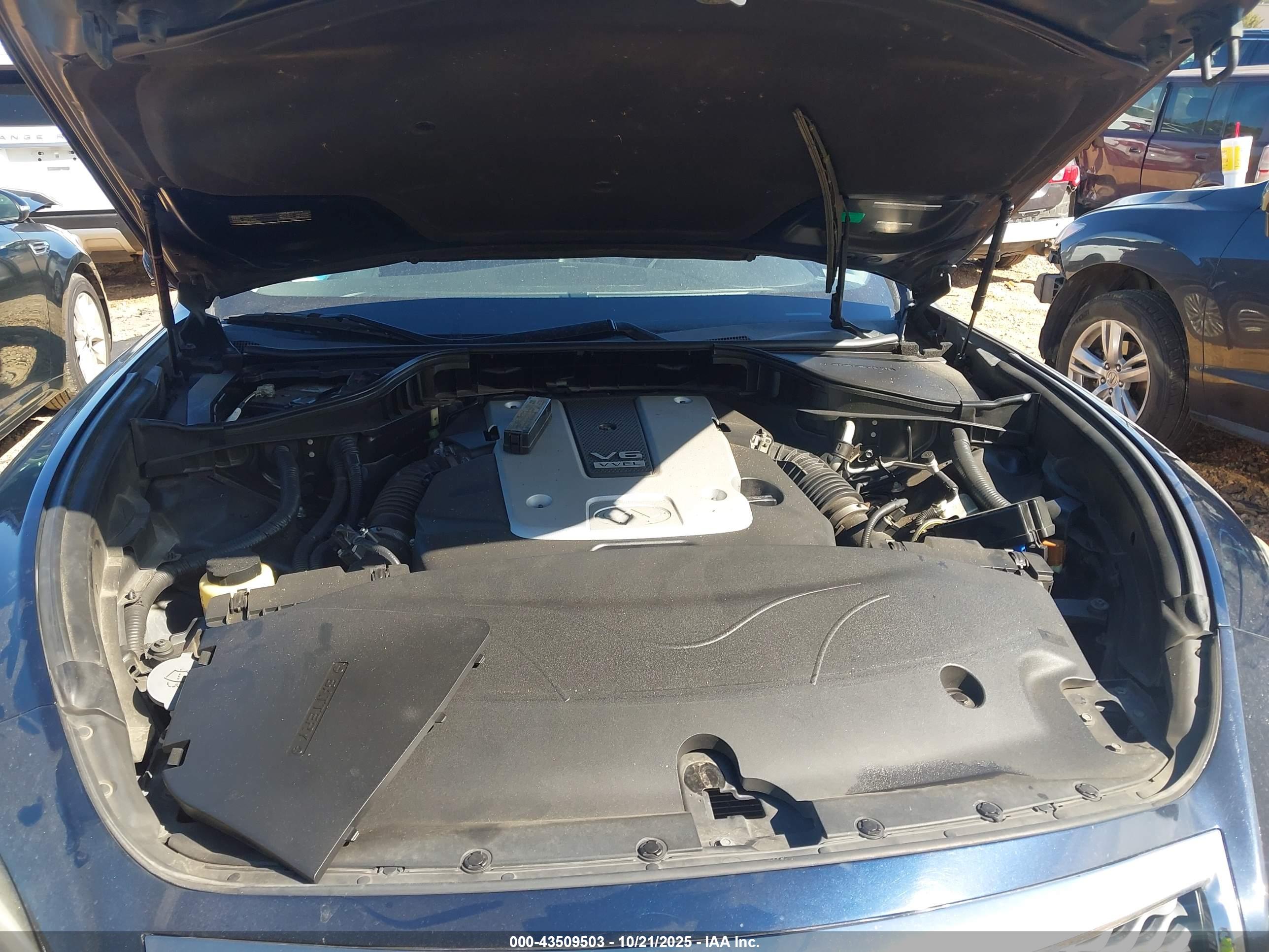 INFINITI Q70L image 10