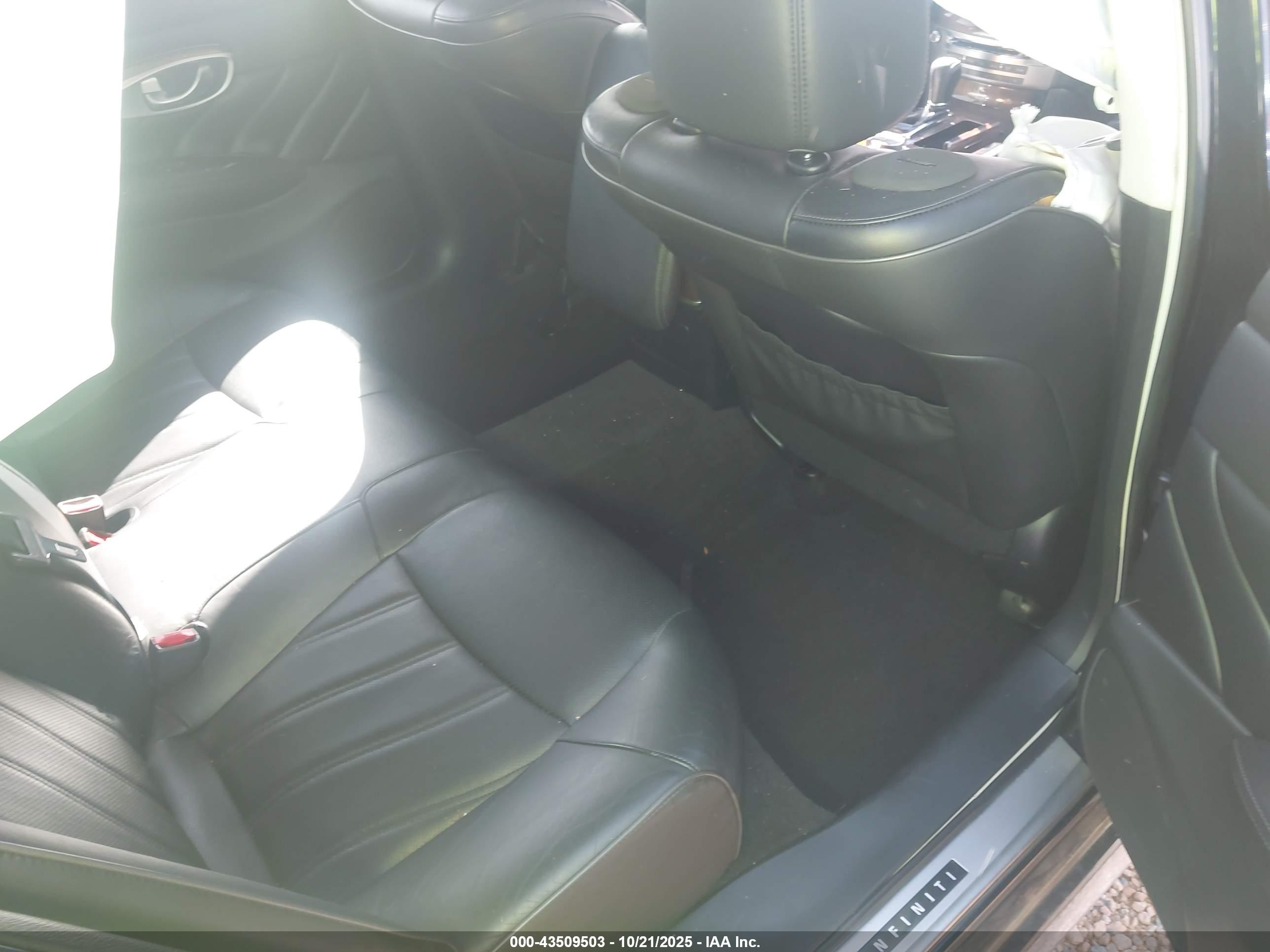 INFINITI Q70L image 8