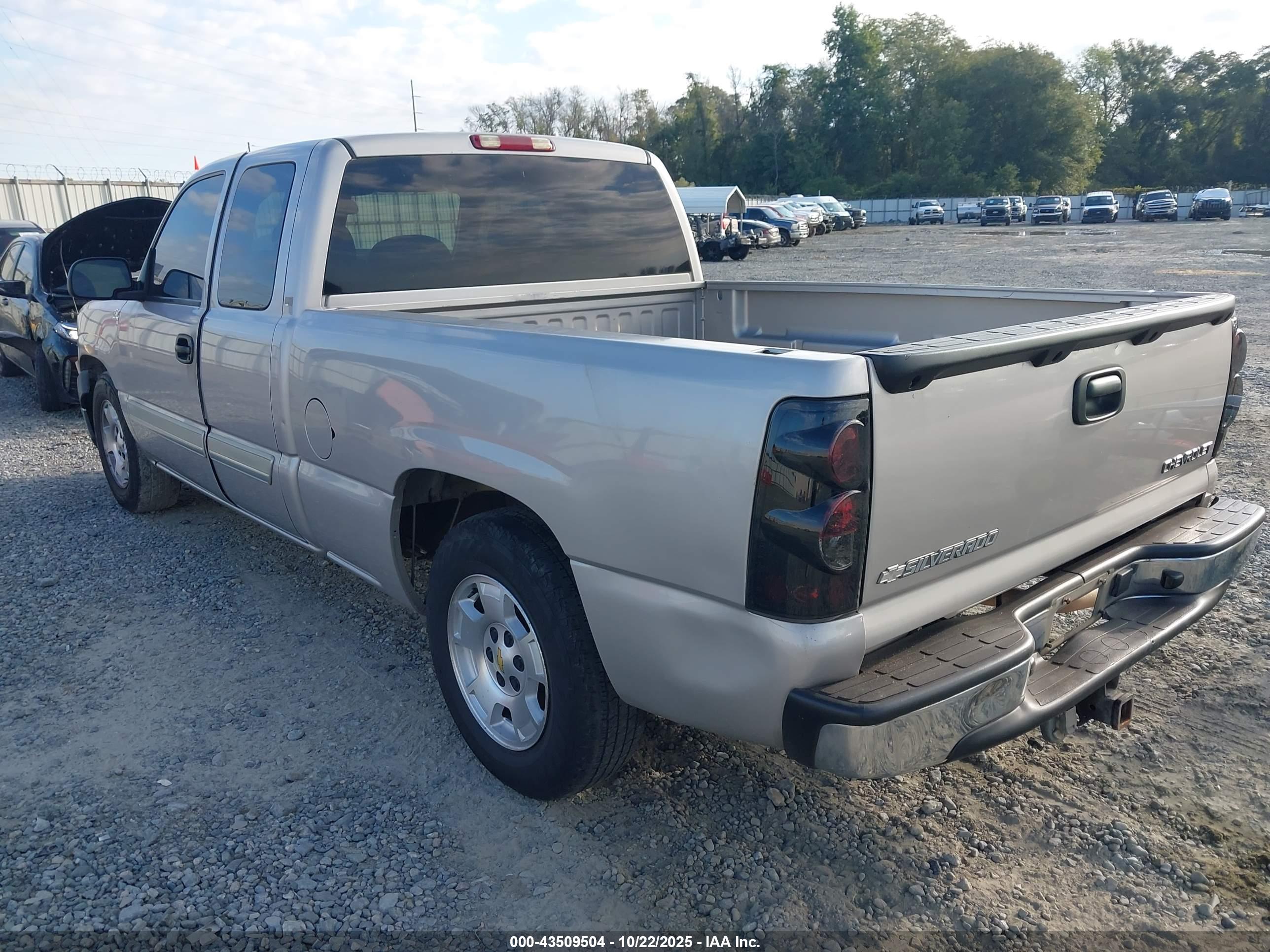 CHEVROLET SILVERADO image 3