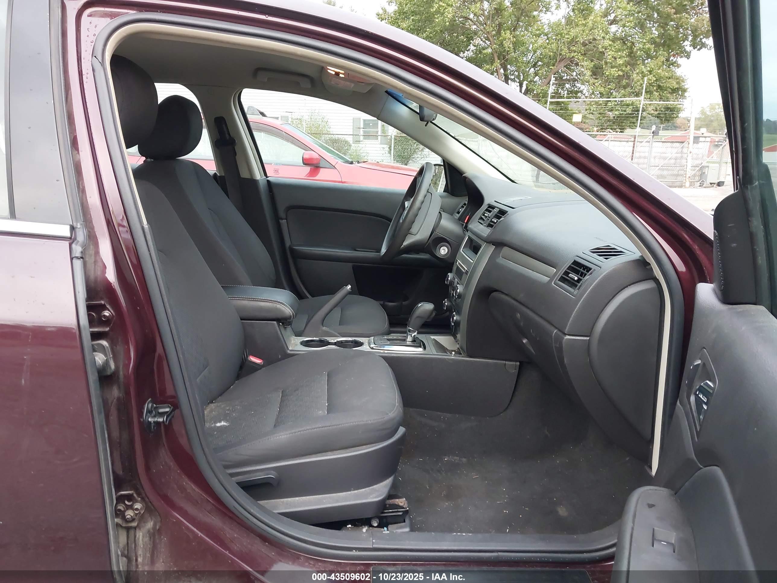 FORD FUSION image 5
