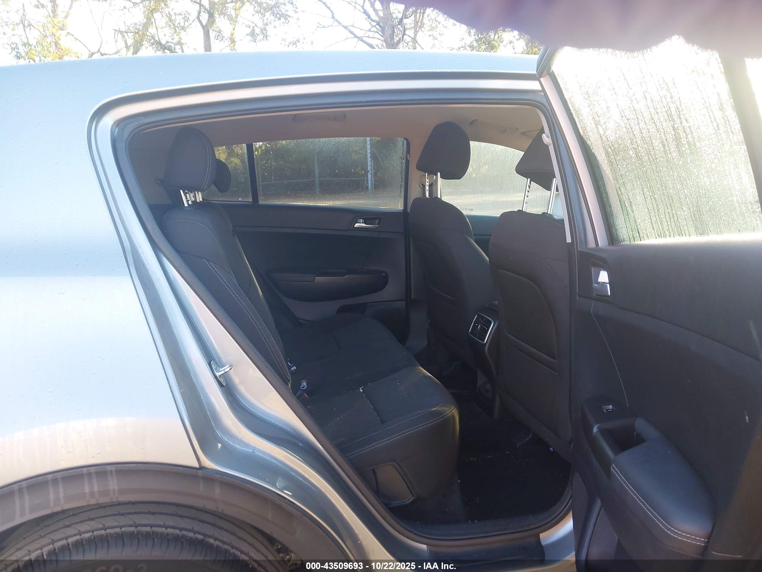 KIA SPORTAGE image 8