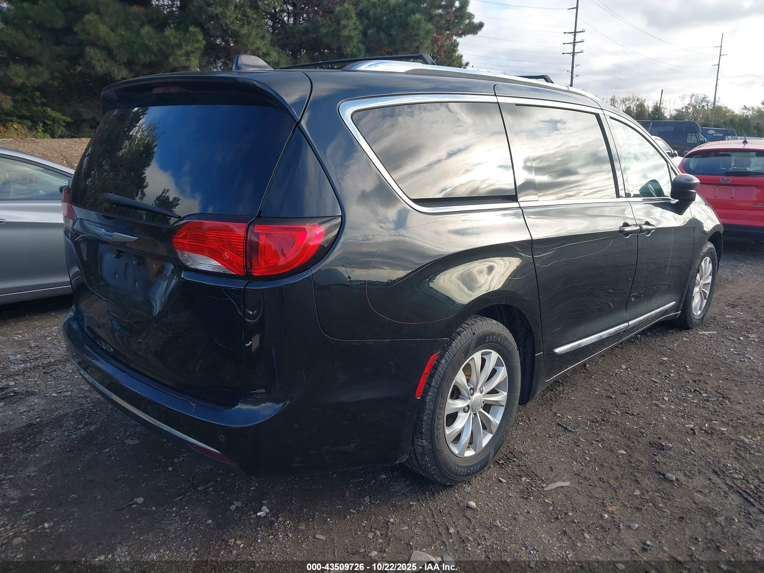 CHRYSLER PACIFICA image 4