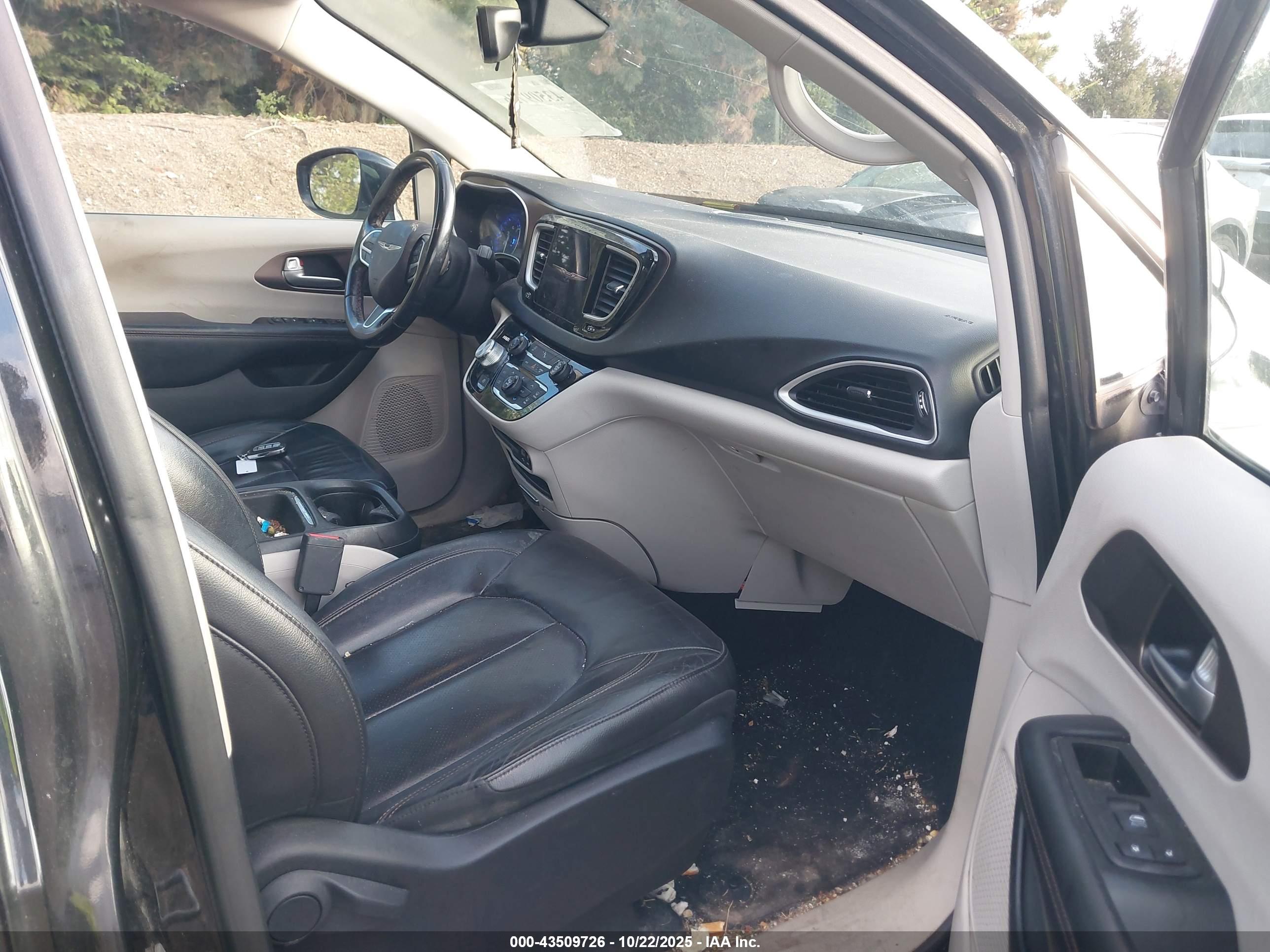 CHRYSLER PACIFICA image 5