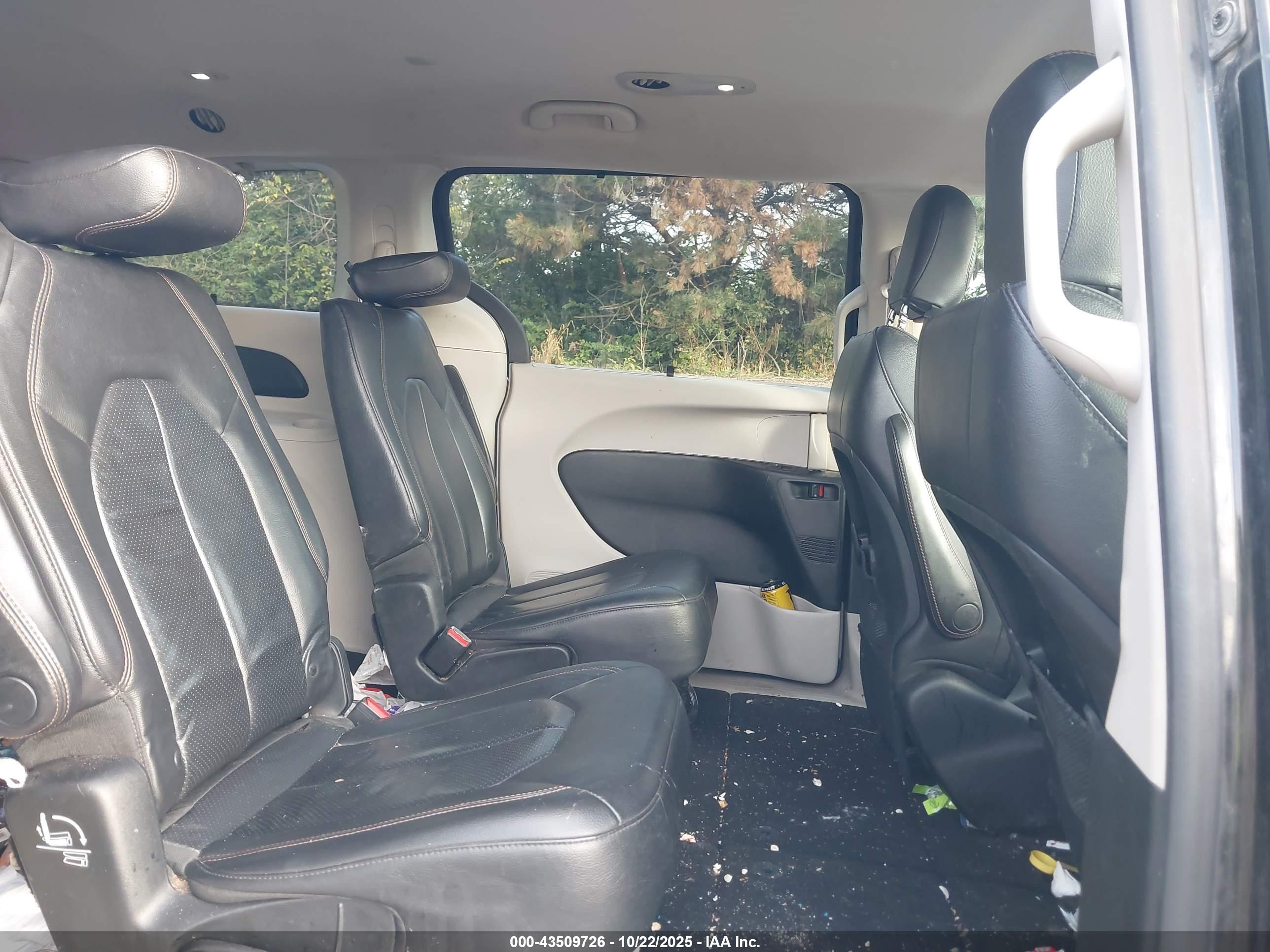 CHRYSLER PACIFICA image 8