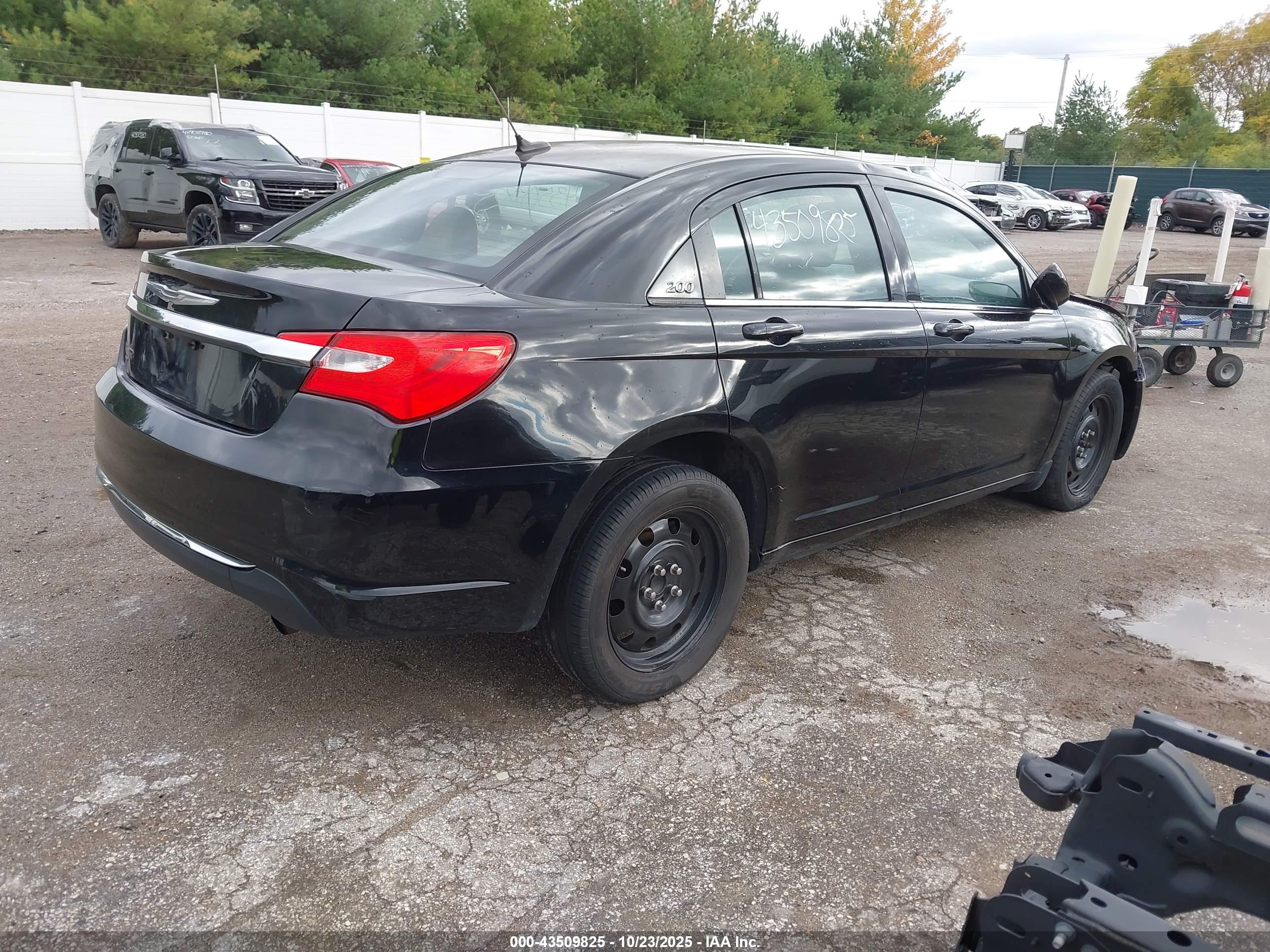CHRYSLER 200 image 4