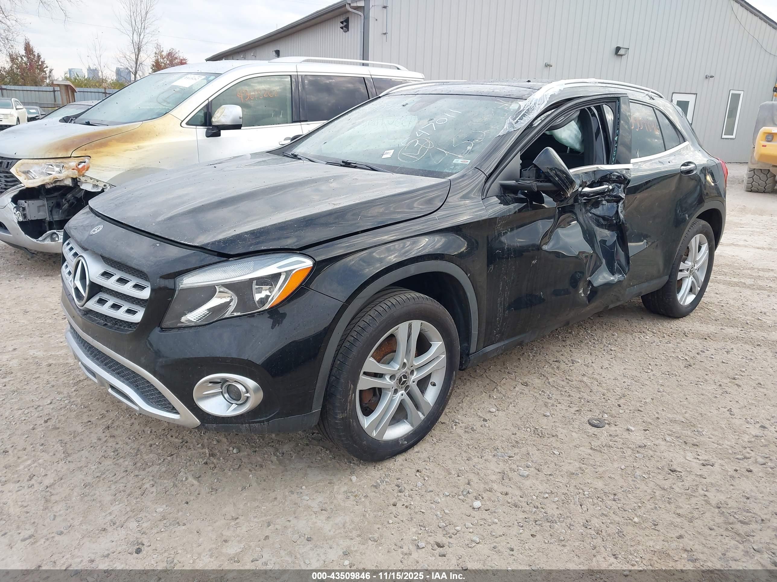 MERCEDES-BENZ GLA image 2
