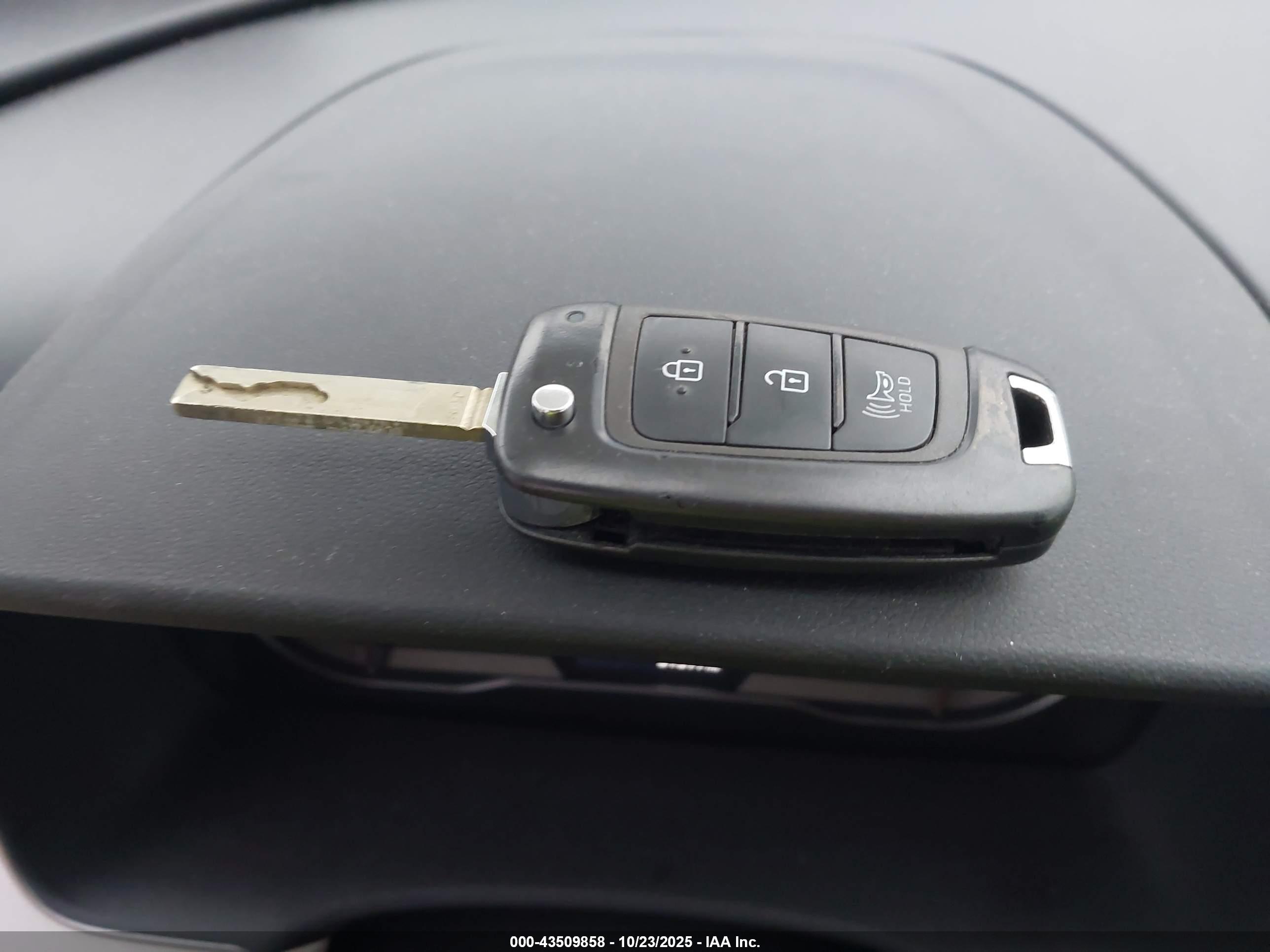 HYUNDAI TUCSON image 11