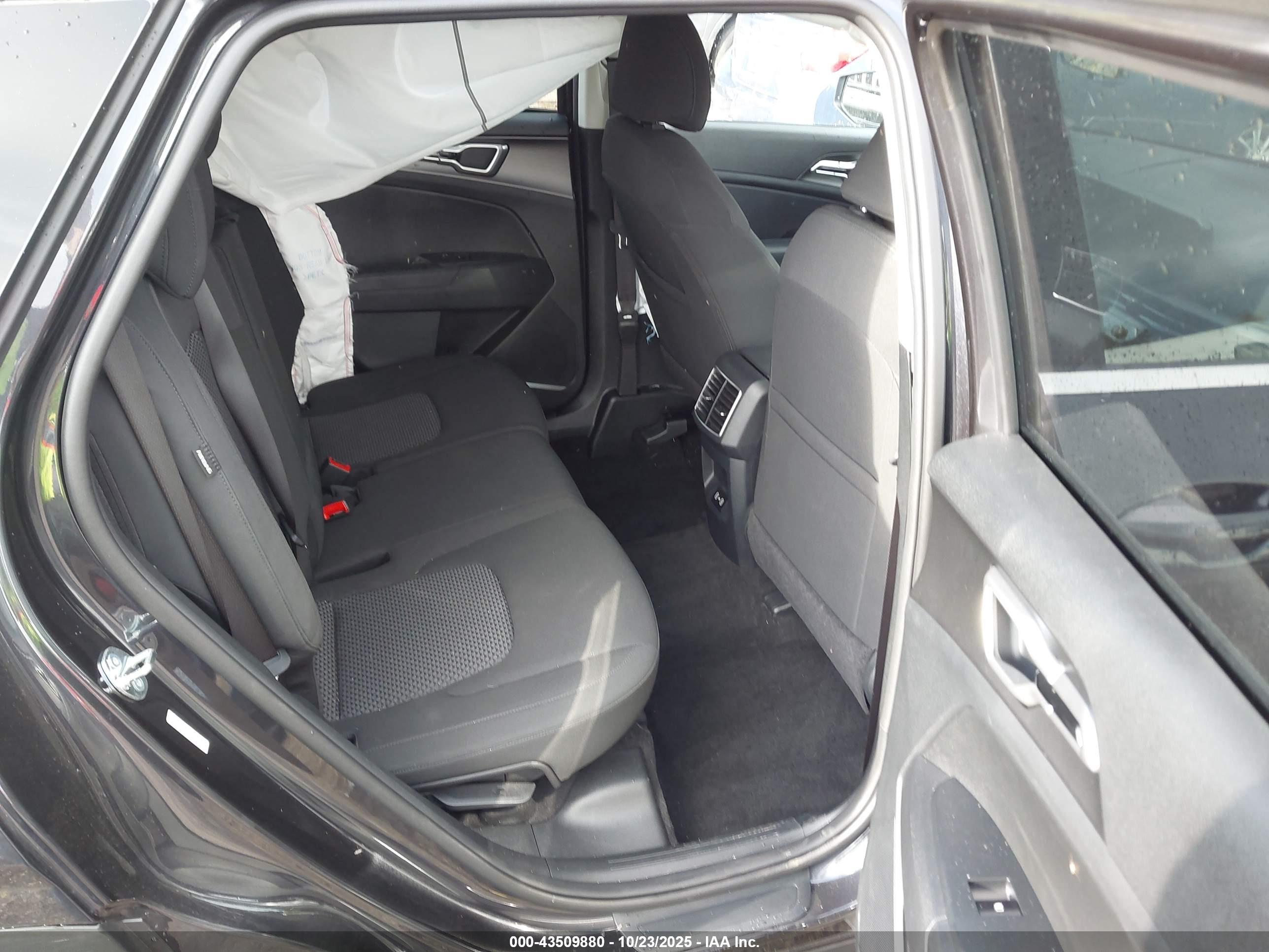 KIA SPORTAGE image 8