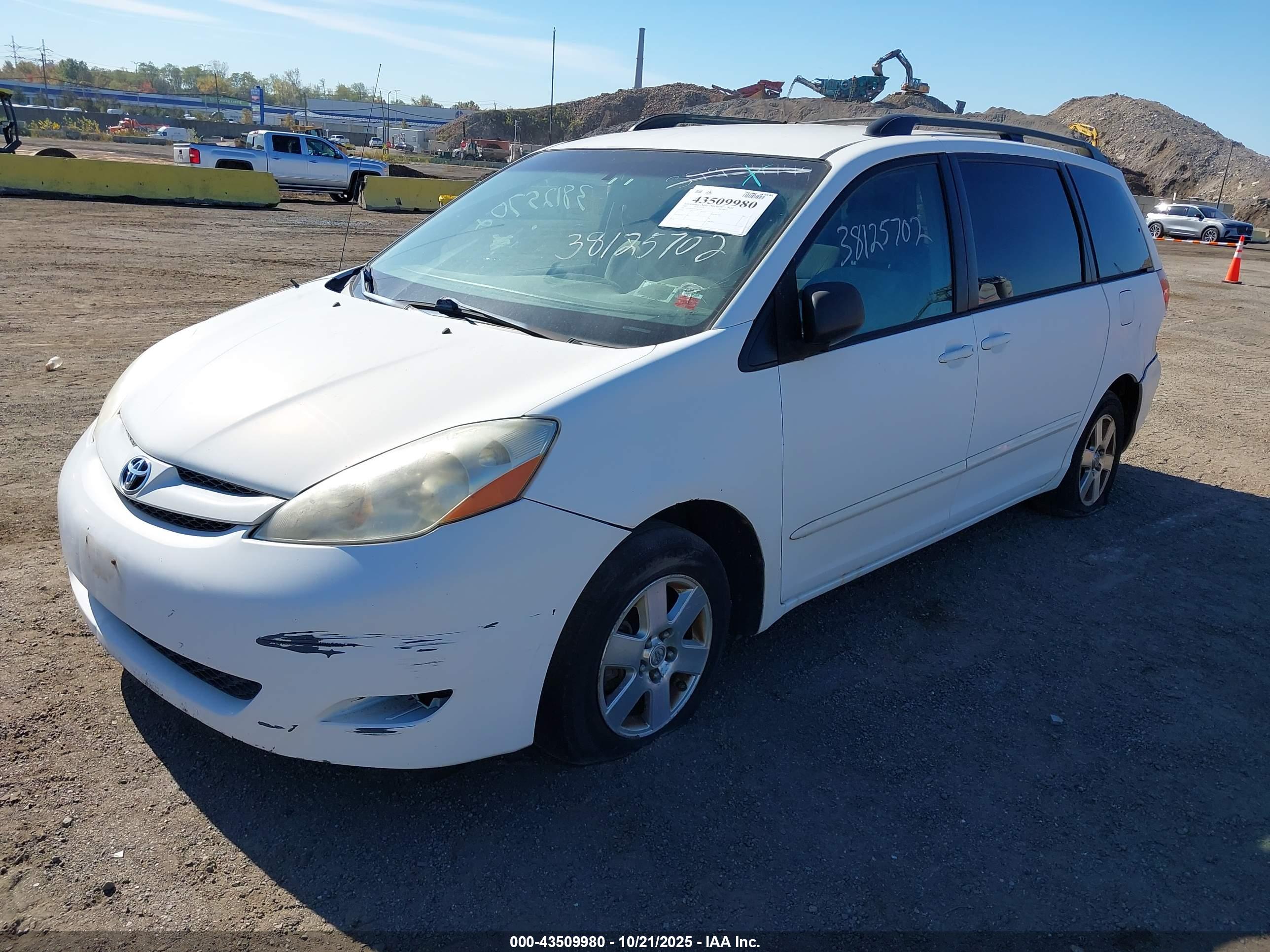 TOYOTA SIENNA image 2