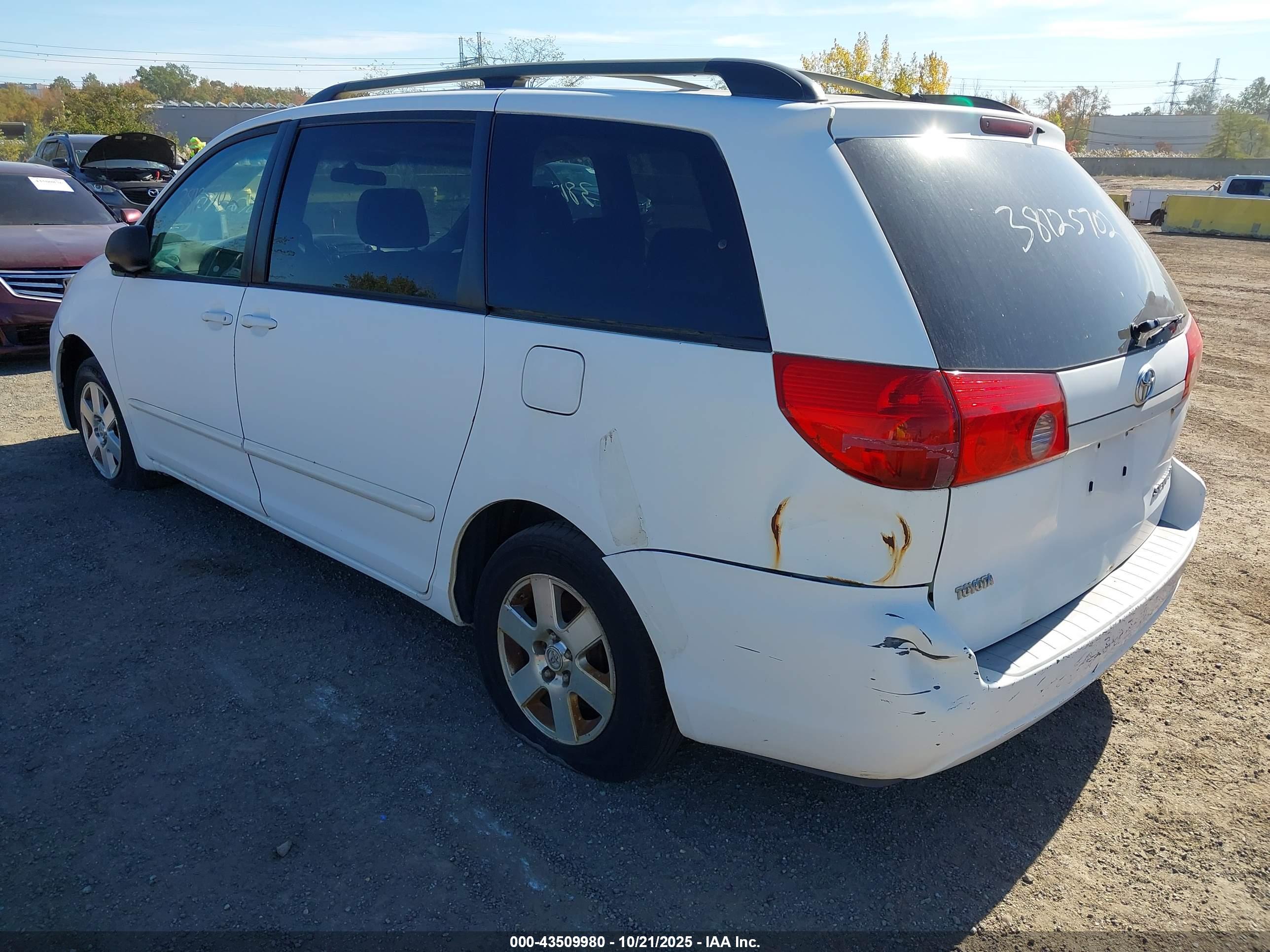 TOYOTA SIENNA image 3