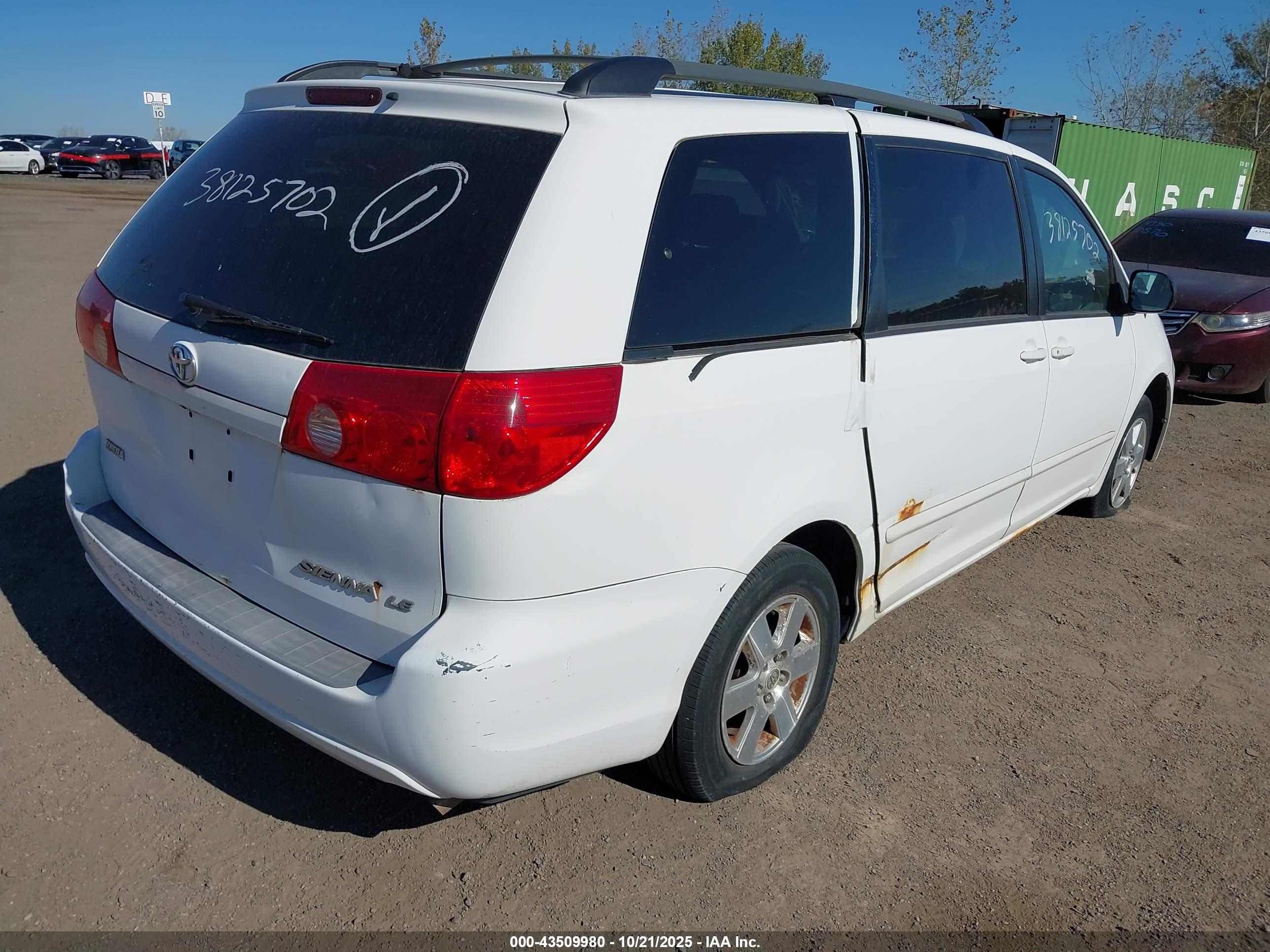 TOYOTA SIENNA image 4