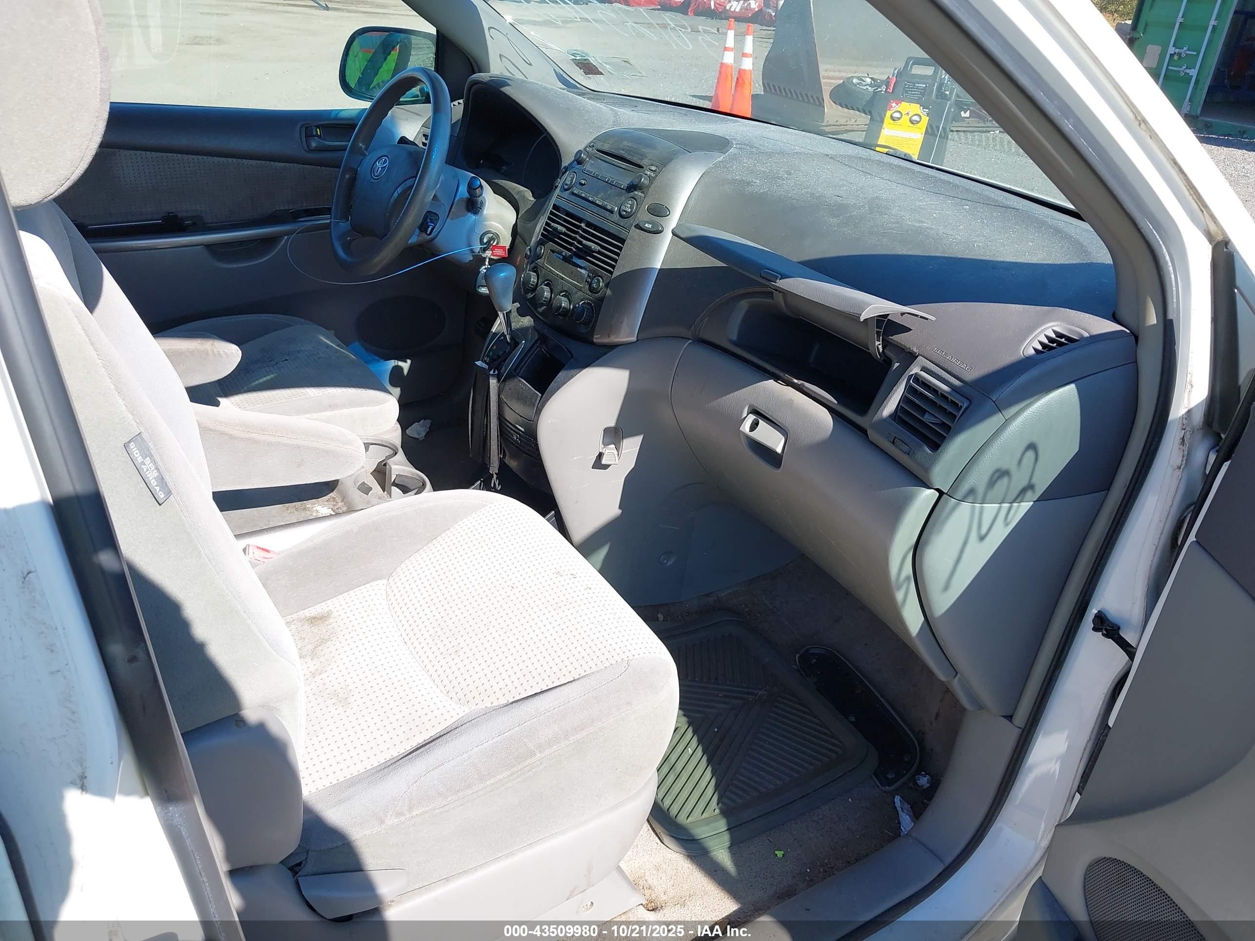 TOYOTA SIENNA image 5
